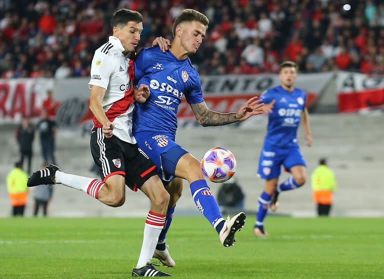 Ignacio Fernández lucha por la pelota en los minutos finales del primer tiempo, en River-Unión.