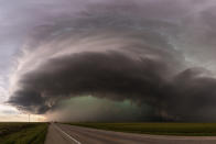 <p>A monster supercell begins to cross Highway 385 south of Lamar, Colo., on May 24, 2015. (Photo: Mike Olbinski/Caters News) </p>