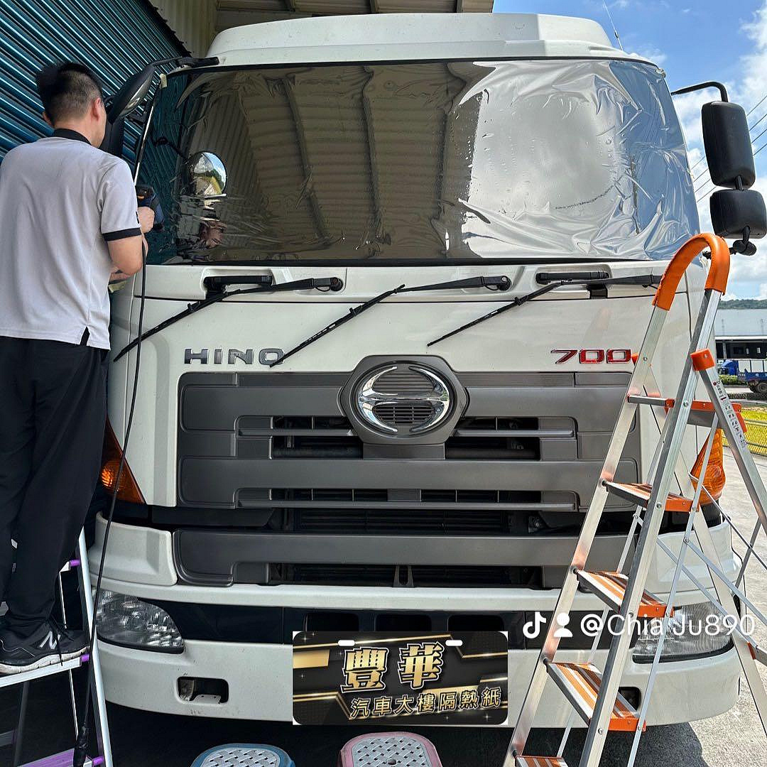 南投草屯（豐華汽車大樓隔熱紙）#HINO 700 前檔裝貼Car Life T803