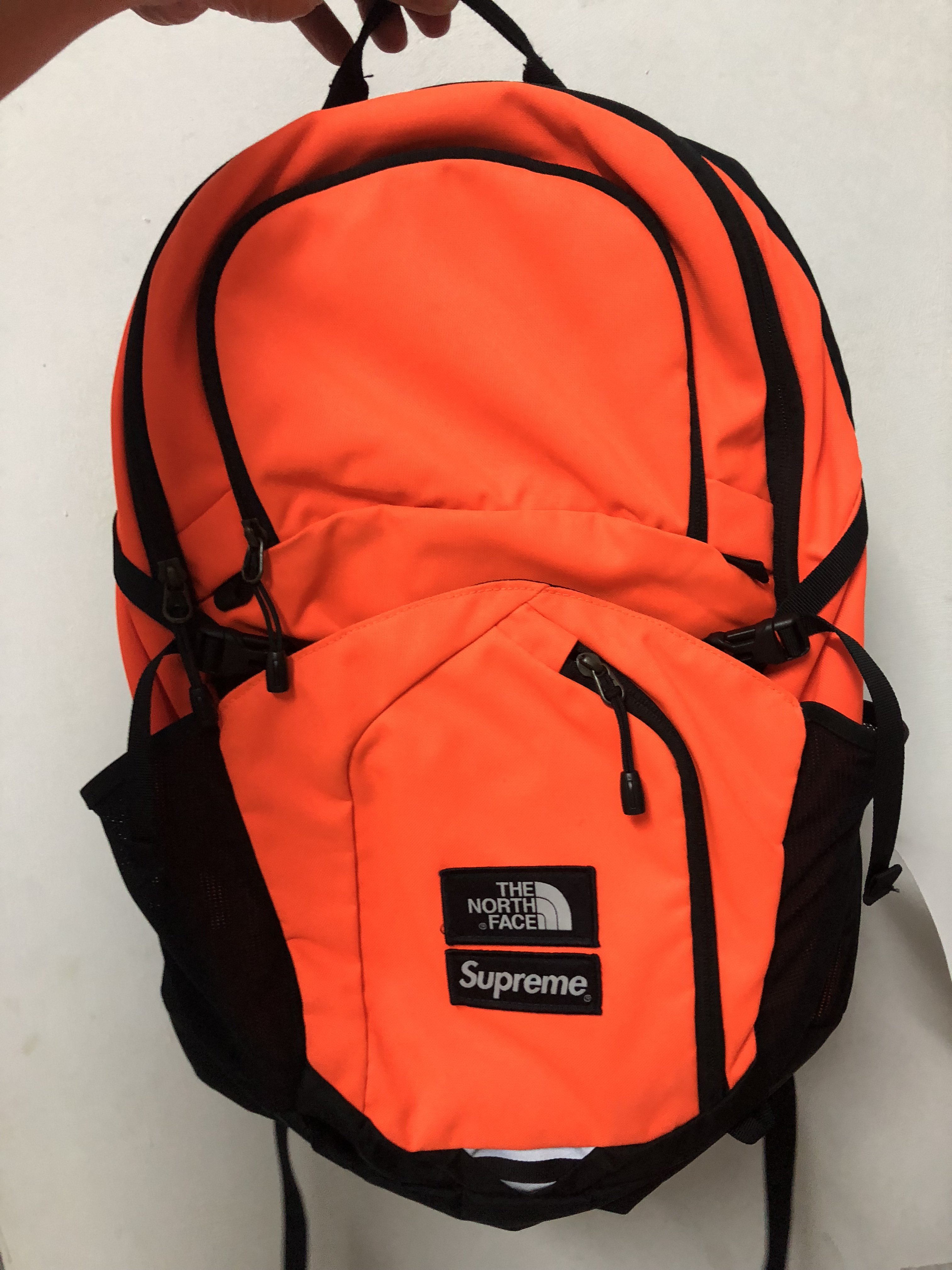 二手supreme x the north face tnf 黑橘後背包| Yahoo奇摩拍賣