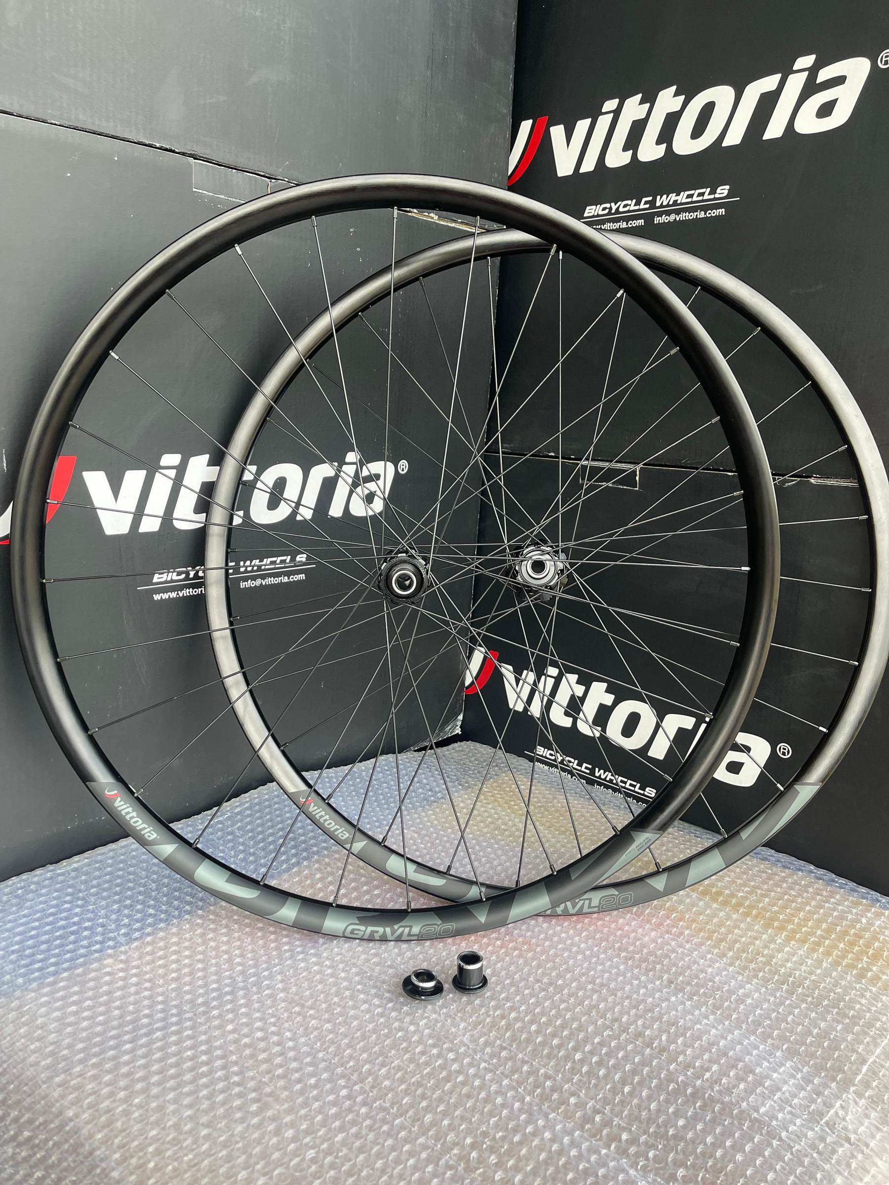 [ㄚ順雜貨鋪]  特價 vittoria 維多利亞  700c 碟煞輪組 (軸心12/15mm)免運