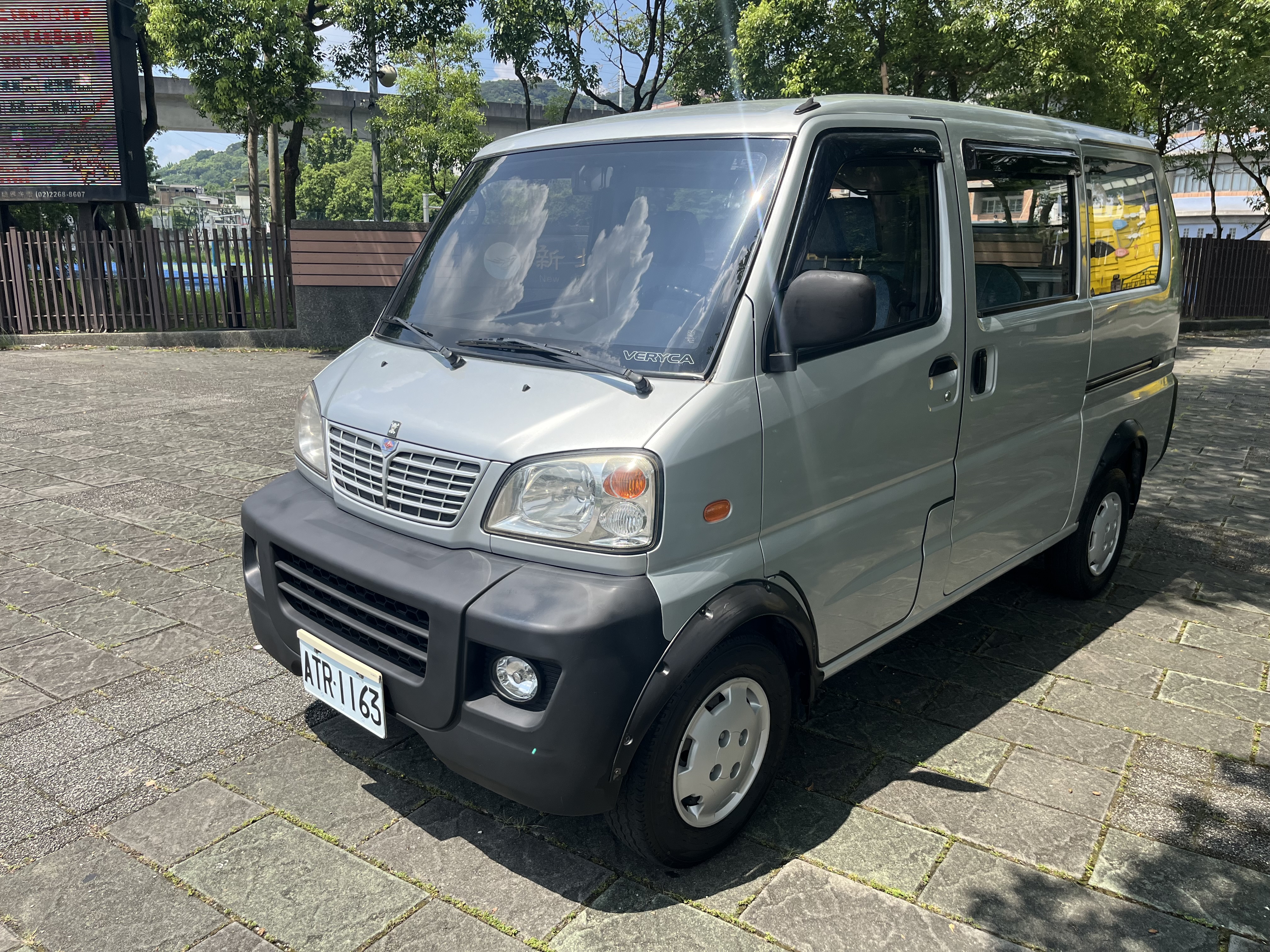 2011 Mitsubishi 三菱 商用車