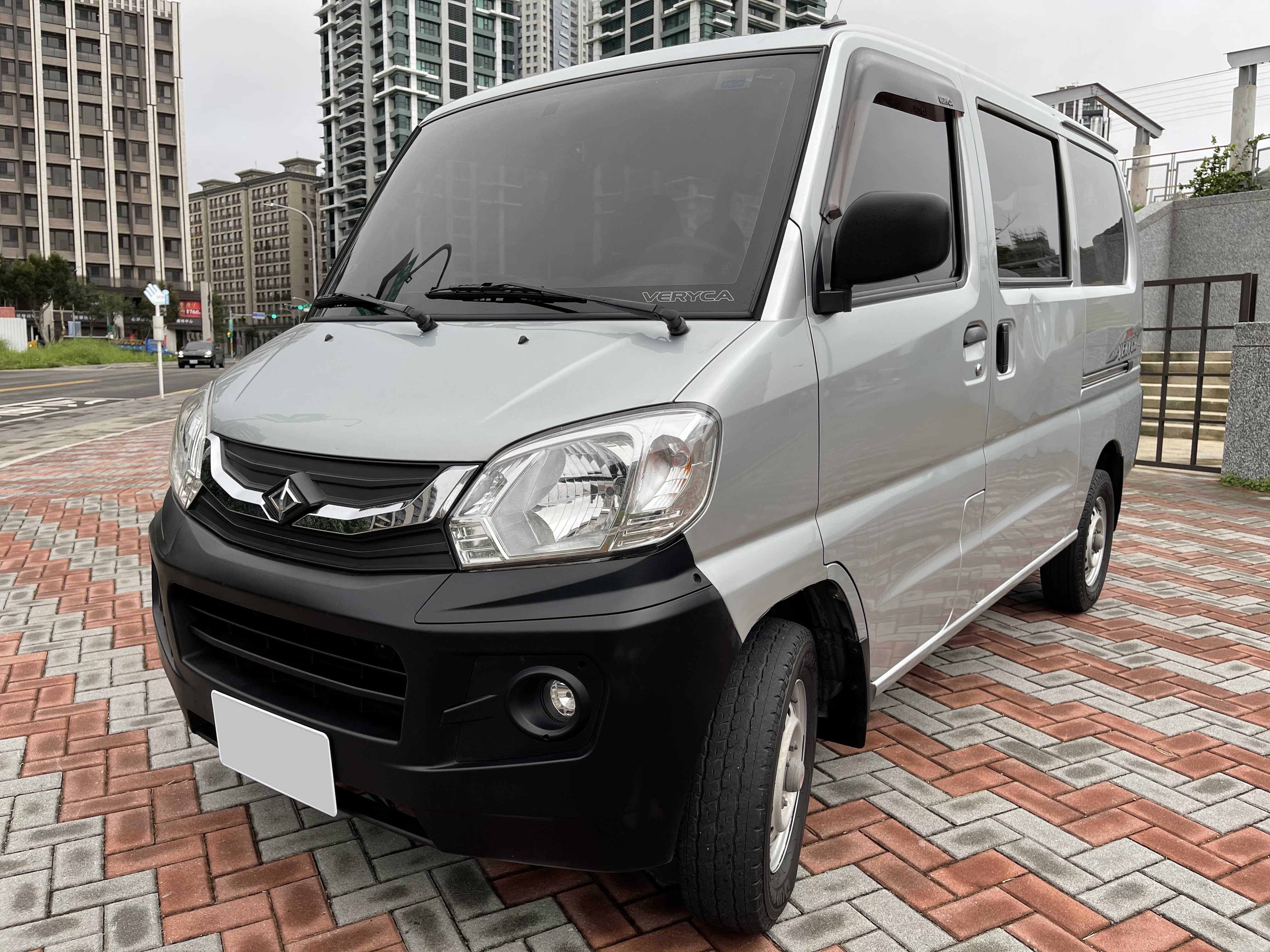 2017 Mitsubishi 三菱 商用車