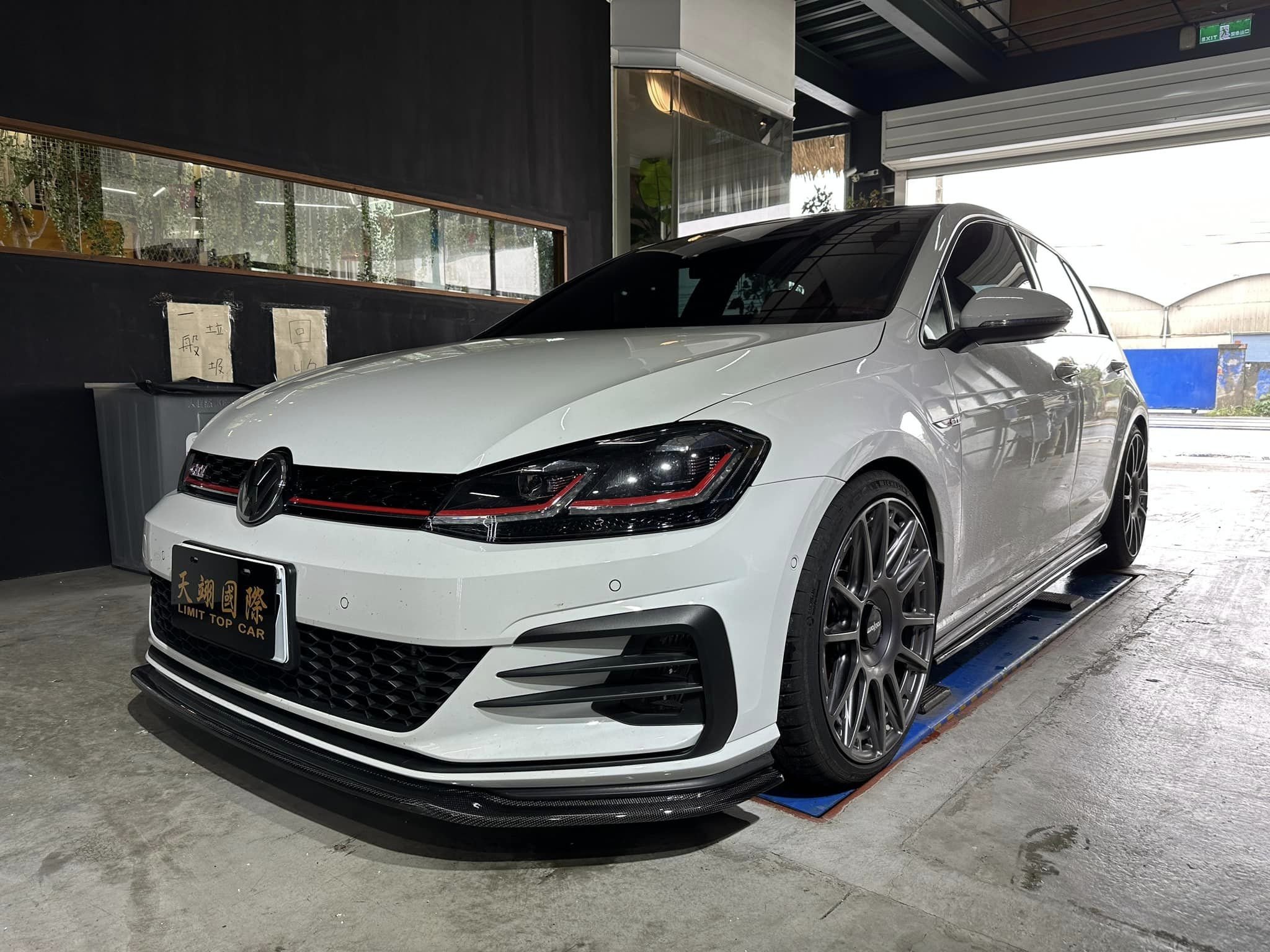 【天翊國際】VW GOLF GTI 7 7.5 M款 碳纖維前下巴