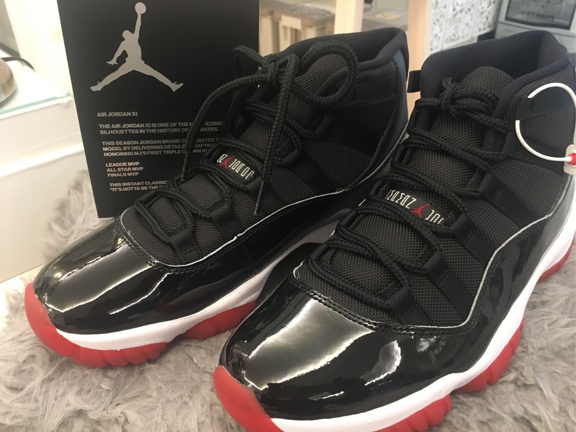 已售出) 全新100% 正品AIR JORDAN 11 (大魔王) 高筒經典紅黑配、黃金