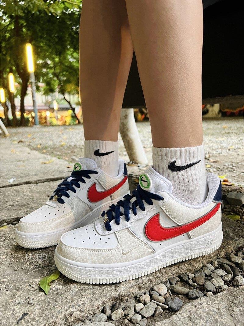 代購】Nike Air Force 1 白紅藍蛇紋鑽石時尚百搭休閒鞋DV1493-161女鞋