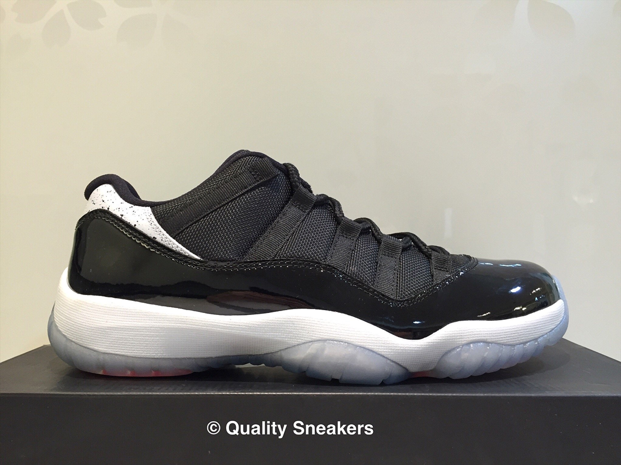 現貨- Nike Air Jordan 11 Retro Low Infrared 黑白紅外線528895 023