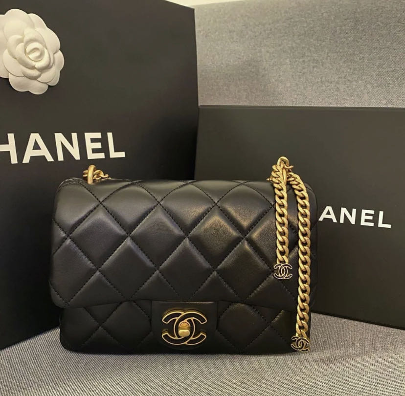 What fits inside CHANEL SQUARE MINI FLAP with PEARL CRUSH? unbox / modshots  / how to wear? 