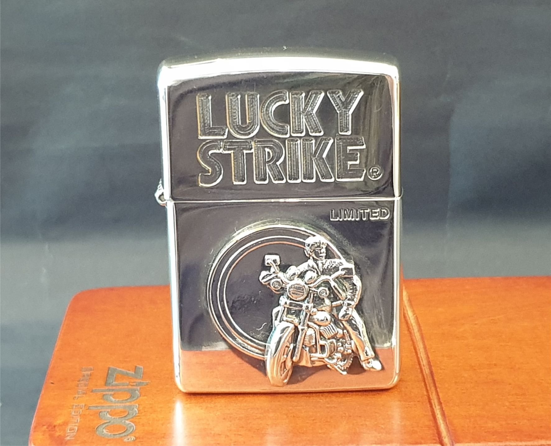 ONE*$1~日系*ZIPPO*1994*LUCKY STRIKE《傳奇珍藏版》鍍銀蝕刻/金屬鑲崁