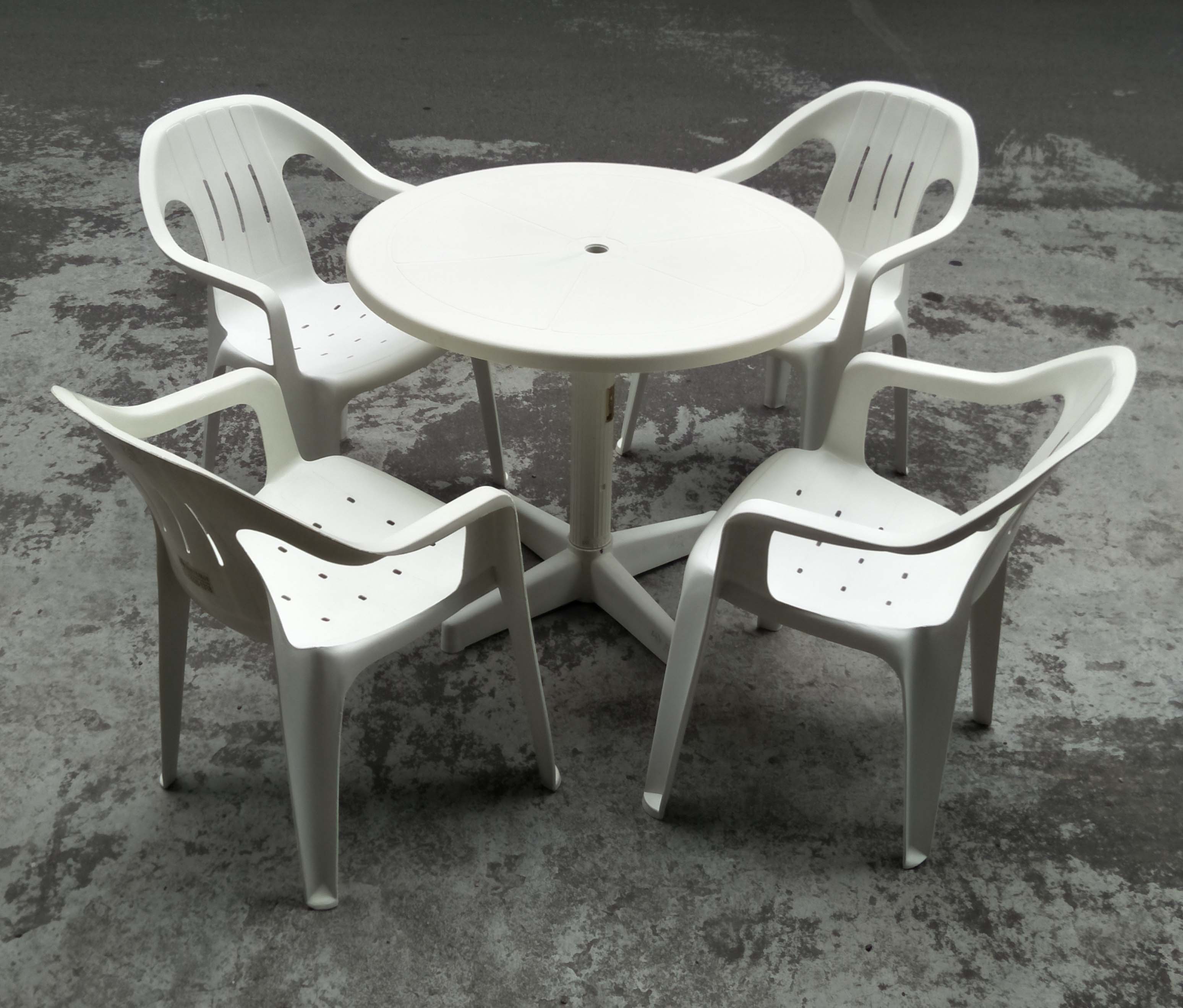 二手休閒桌椅組(1桌4椅)$1,600元/組，休閒桌椅、咖啡桌椅、戶外桌椅、庭院桌椅。