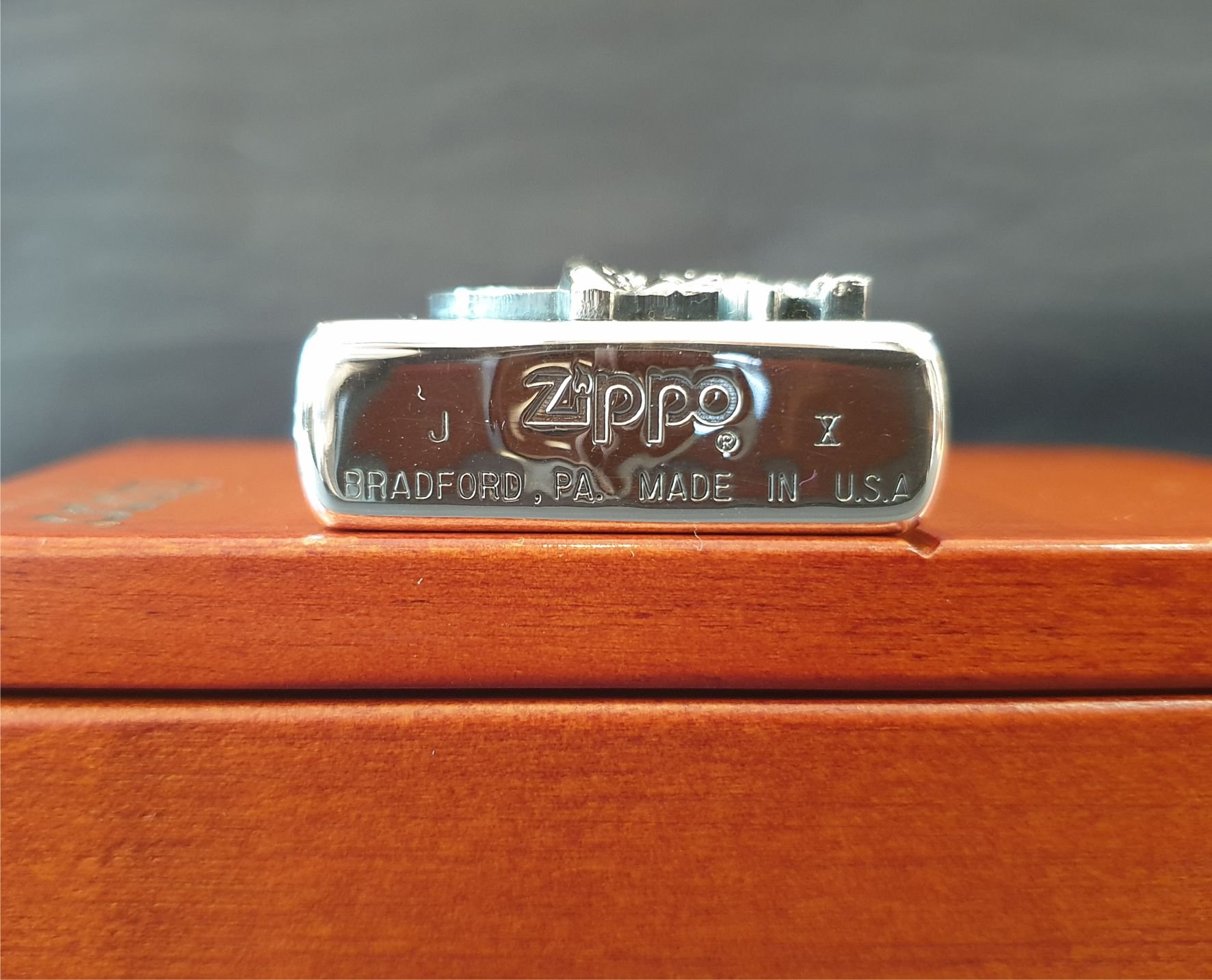 ONE*$1~日系*ZIPPO*1994*LUCKY STRIKE《傳奇珍藏版》鍍銀蝕刻/金屬鑲崁