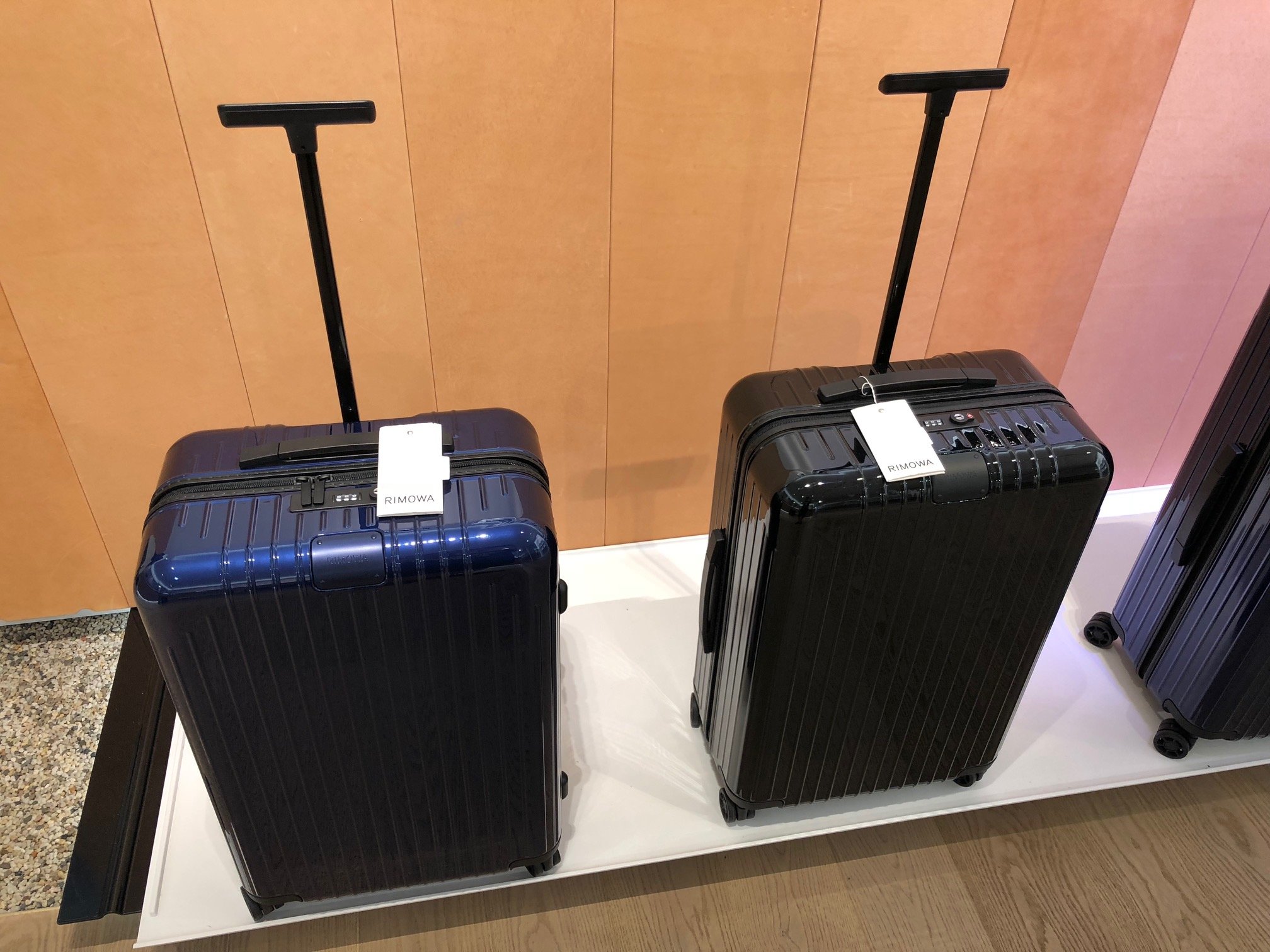 rimowa essential lite check in m