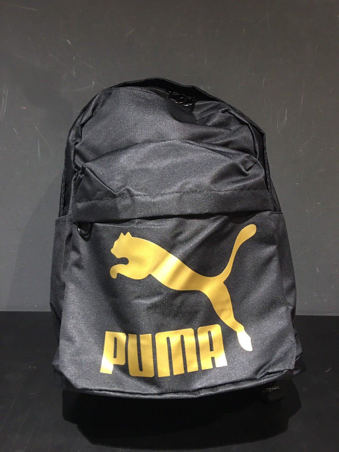 【豬豬老闆】PUMA ORIGINALS後背包 金標 大LOGO 休閒 運動 黑 07664301 粉 07664309