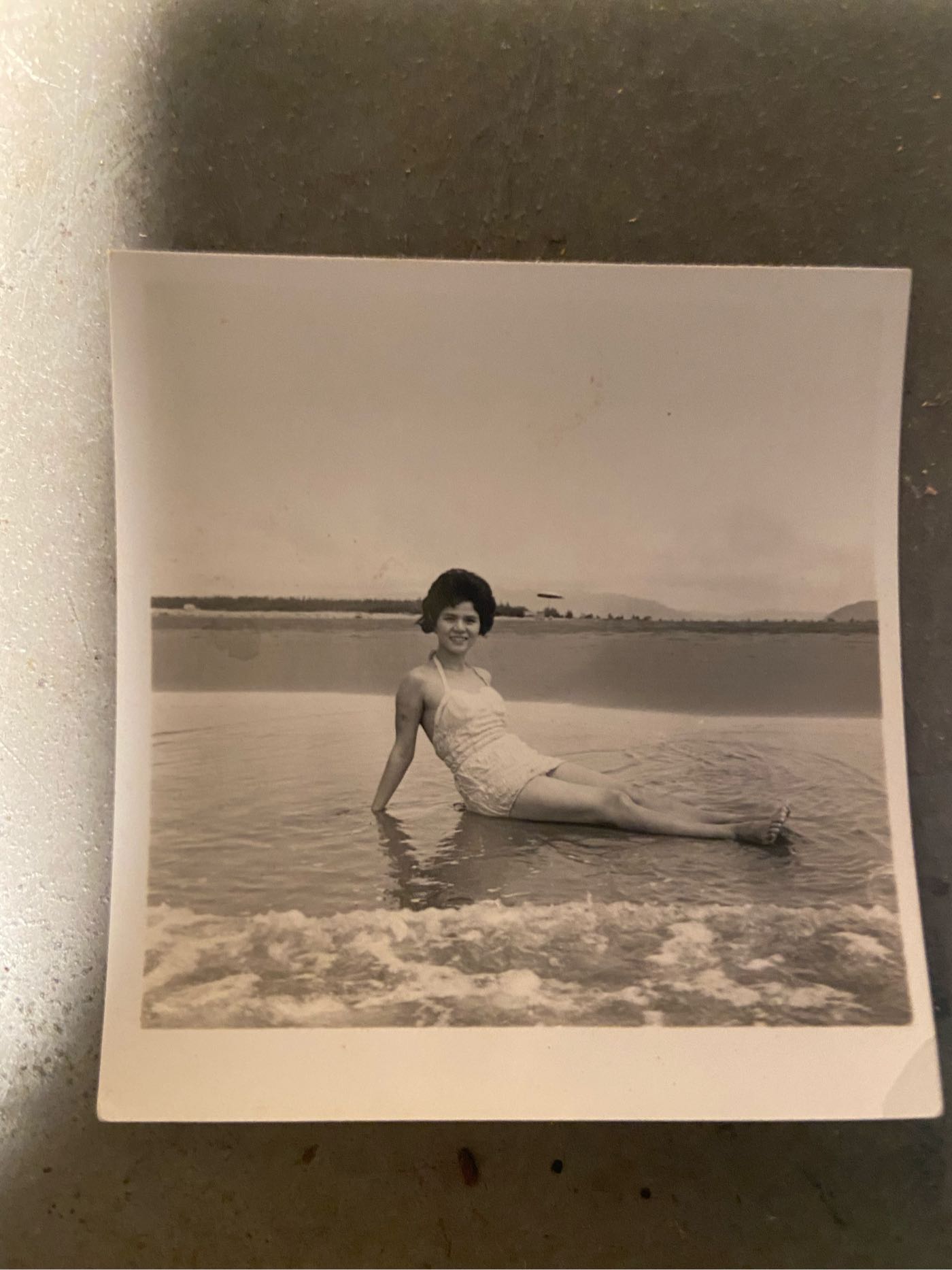 阿公的舊情人 早期美女 穿比基尼 海灘 沙灘 玩水 老照片 浪花