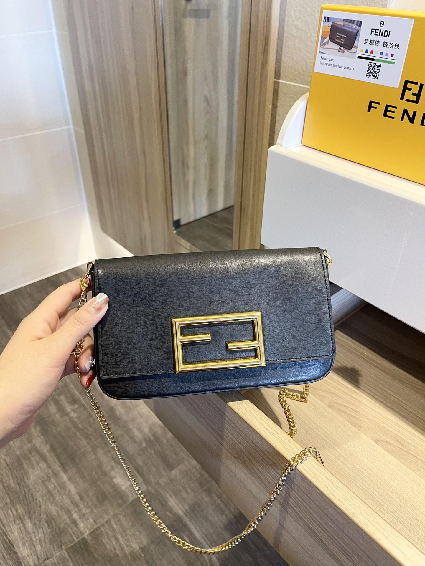 【熱賣精選】  Fendi 新款鏈條包 黑色牛皮包 FF扣迷你鏈條字母單肩斜挎包 尺寸 21.3.13 配盒 含購證明星