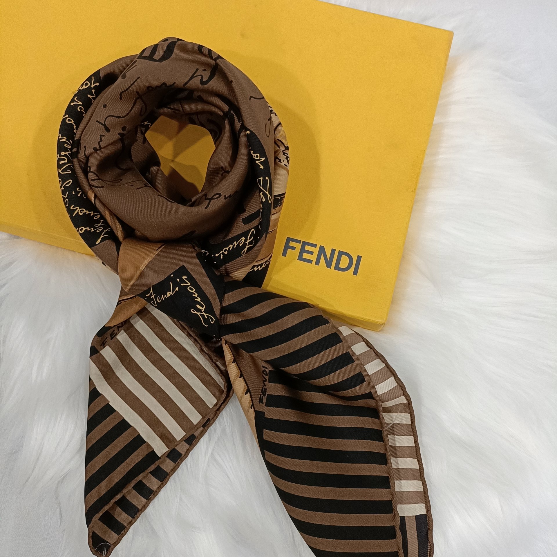 哈極品】美品《FENDI 芬迪咖啡色90x90公分線條包包造型方巾/絲巾