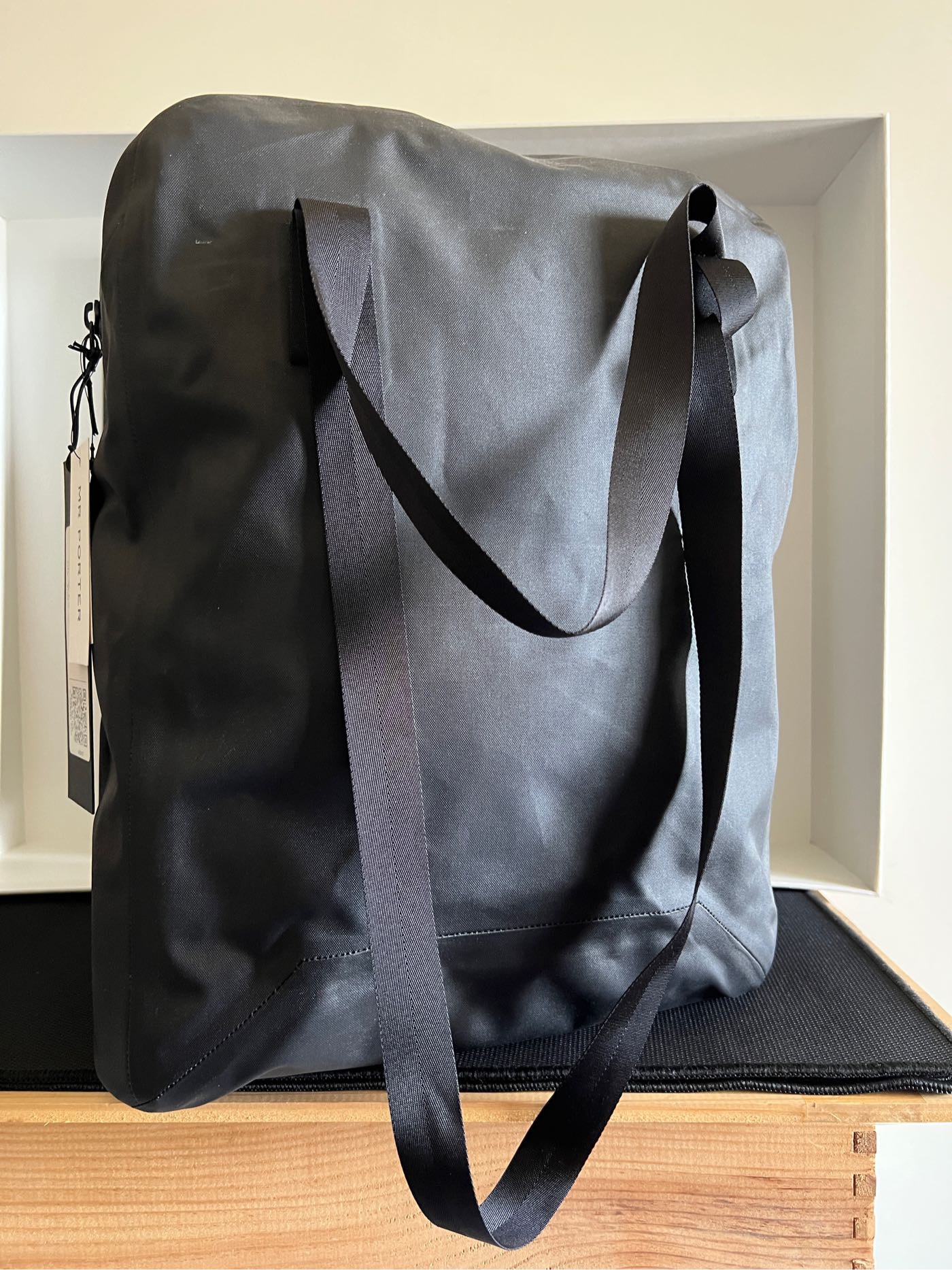 全新正貨始祖鳥arc'teryx veilance seque tote 現貨，黑色！ | Yahoo