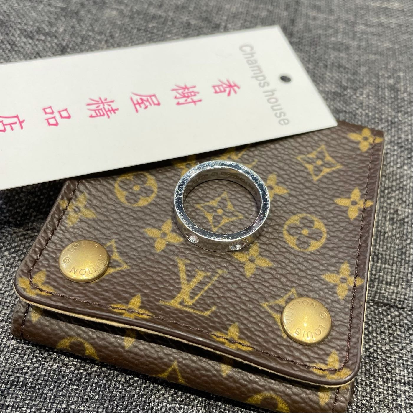 Par de Dije Louis Vuitton 8mm Dorado - ShinnyGlass