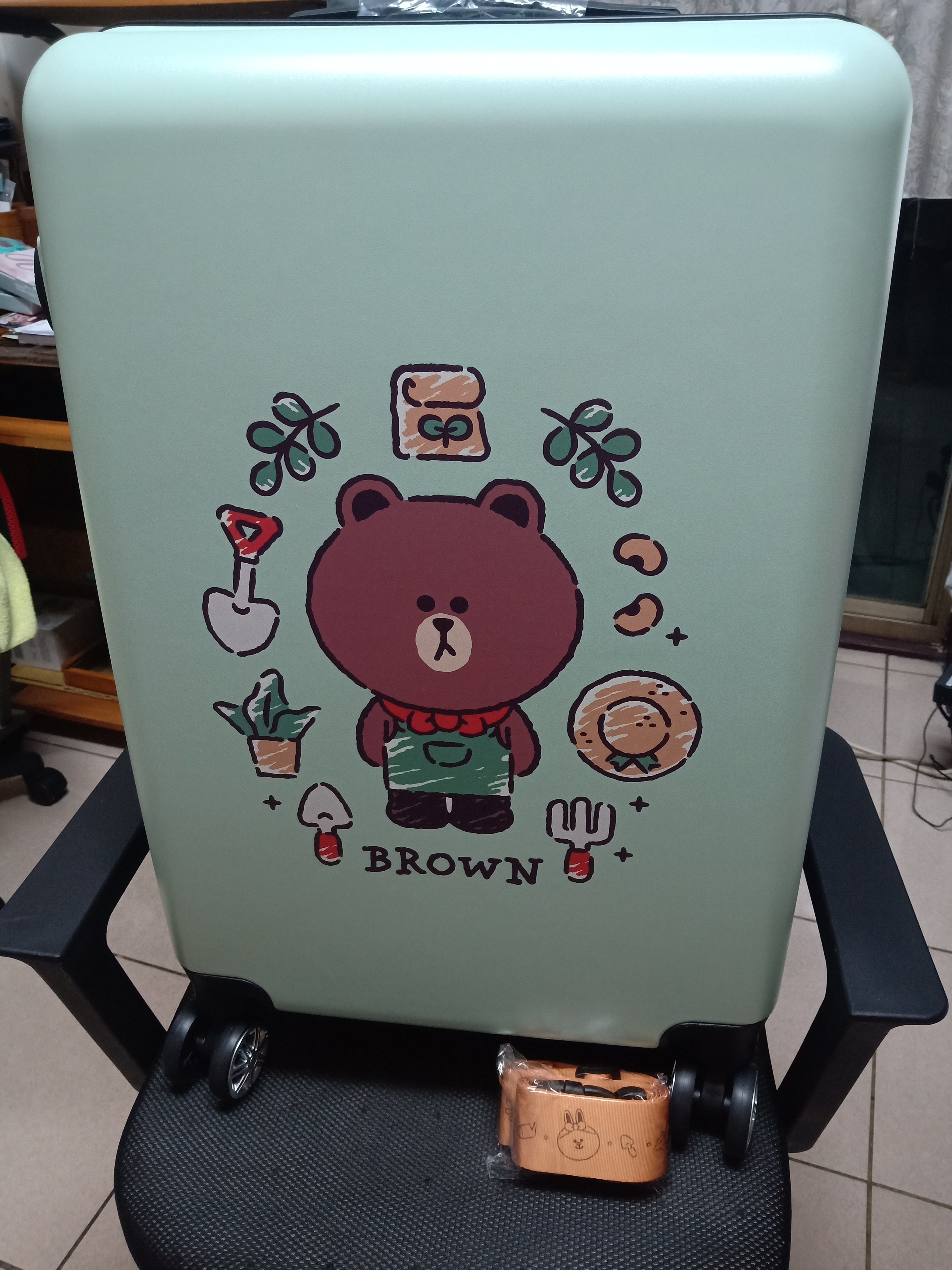 挖寶迎好年~超可愛~中國信託 line friends 熊大24吋行李箱(果綠色)＋束帶