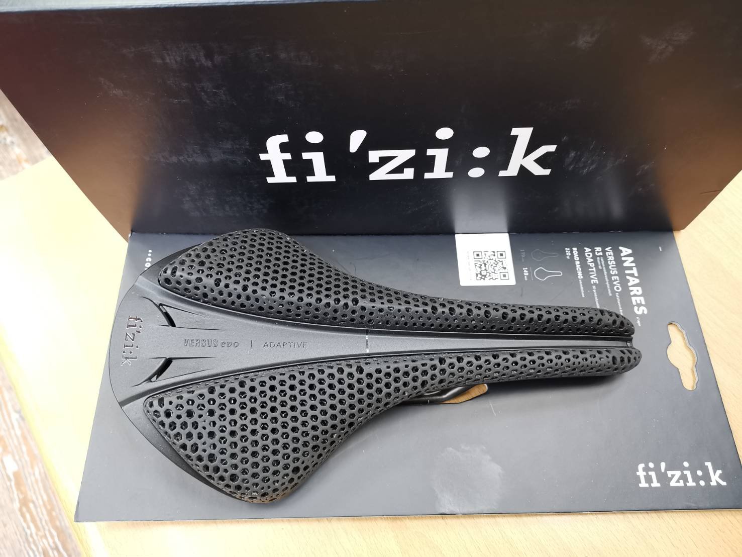 小哲居 FIZIK ANTARES VERSUS EVO R3 ADAPTIVE 3D列印座墊/椅墊/坐墊 複合材質弓