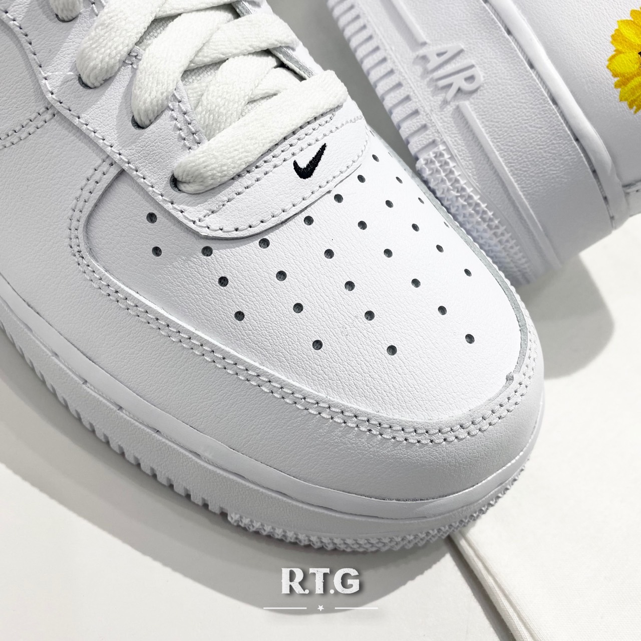 RTG】六折NIKE AIR FORCE 1 07 LV8 白黑黃蜜蜂星星刺繡小雛菊男女鞋 