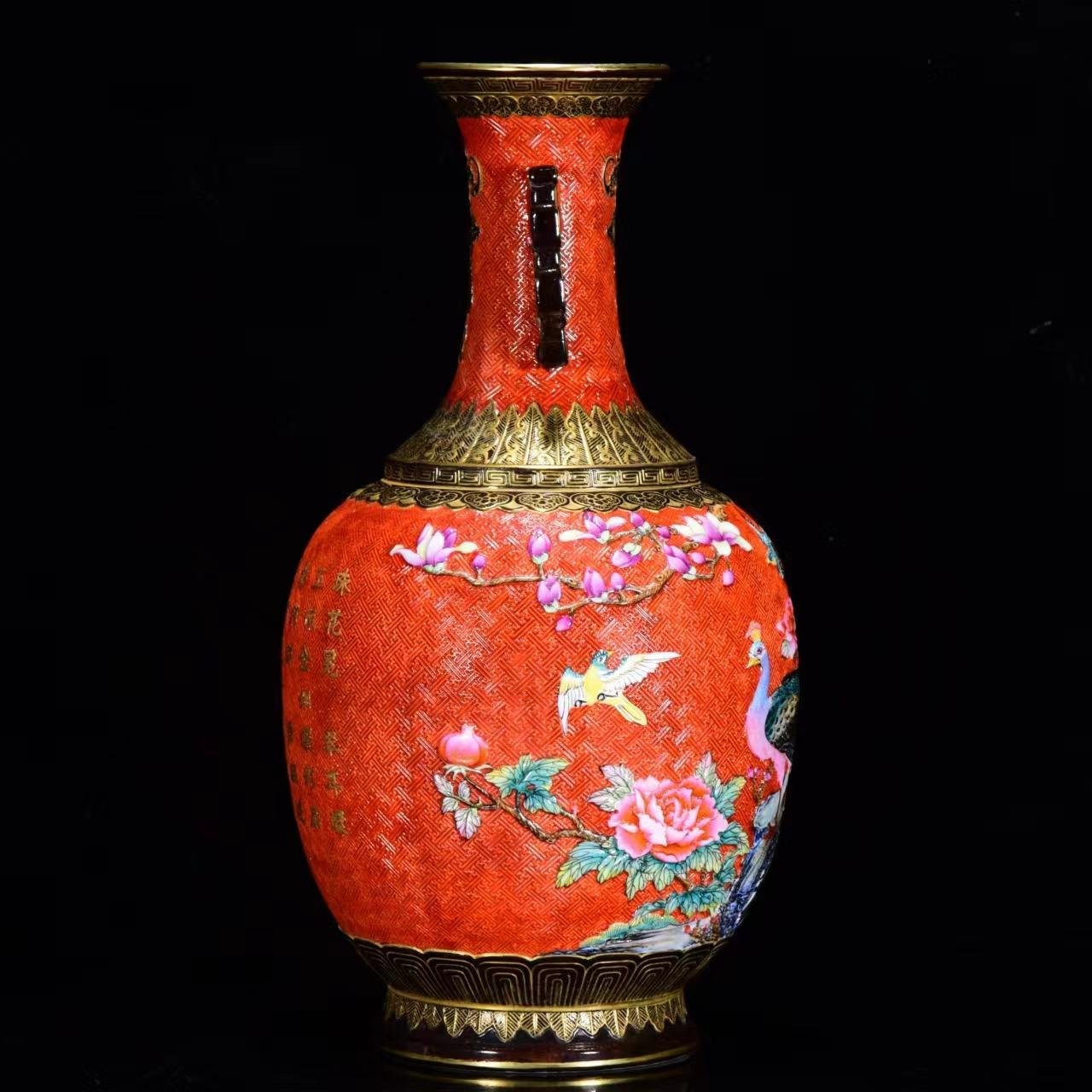 清乾隆年漆紅釉雕刻粉彩孔雀牡丹紋雙耳描金瓶33*17公分40000 瓷器古 