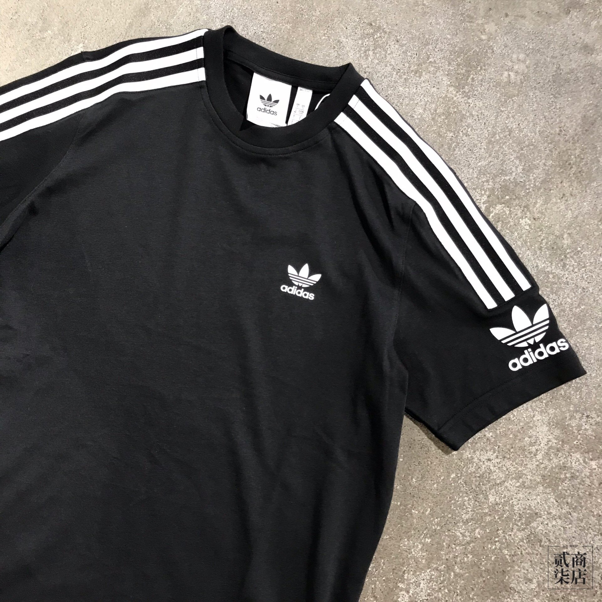 貳柒商店) adidas Originals Tech Tee 男款黑色黑白三葉草三線短袖ED6116