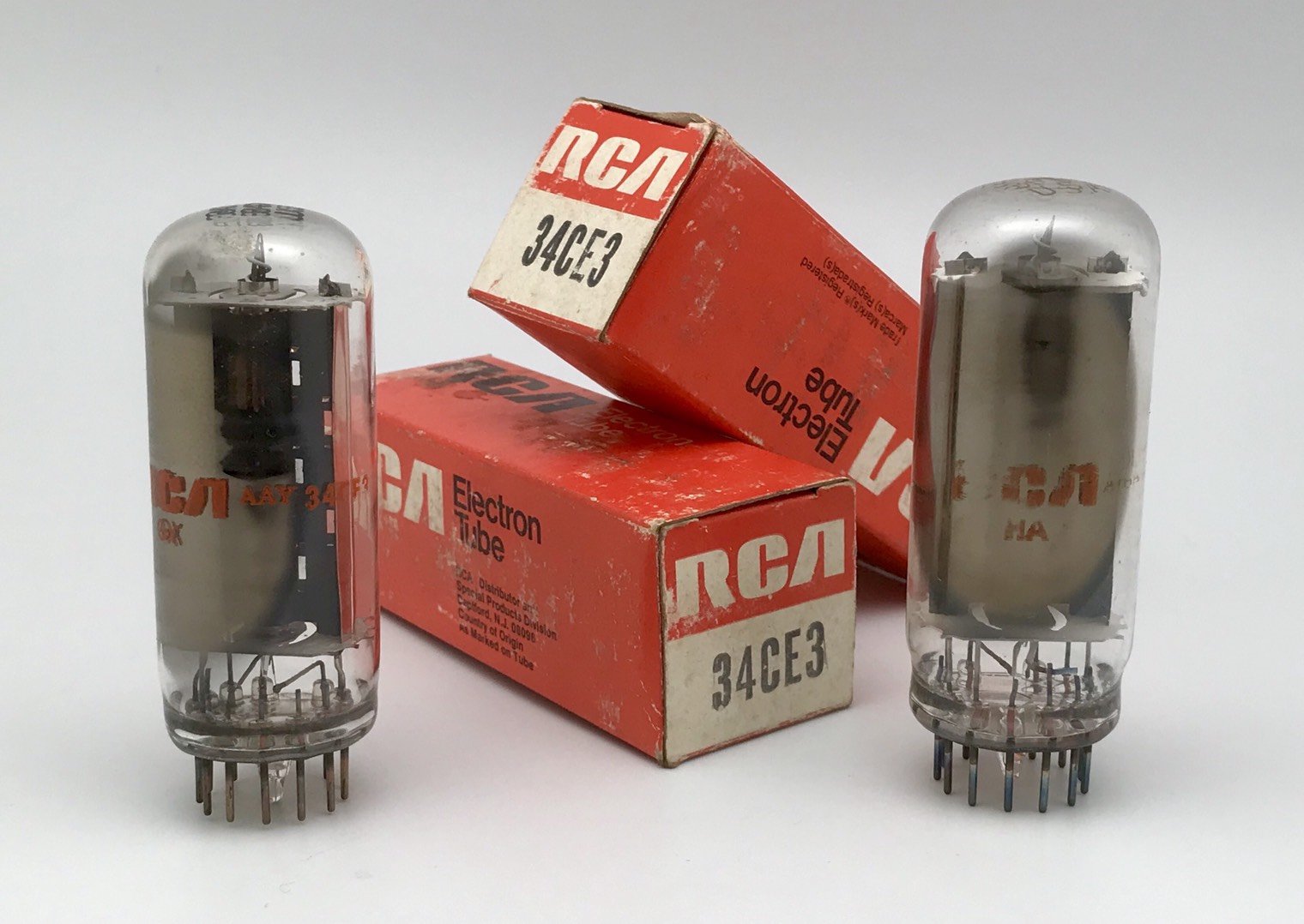 美國RCA廠34CE3阻尼式整流用單二極真空管一對，具低內阻、高耐壓、快速