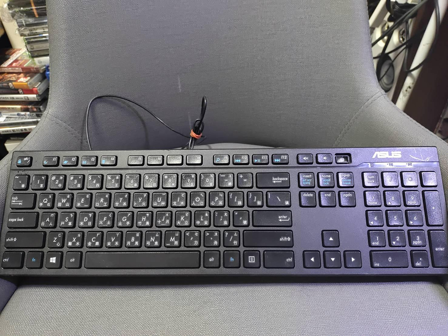 輕薄專業美型 華碩ASUS原廠有線巧克力 USB鍵盤 AW211 缺右上一鍵 右後腳撐 零件品 陽台