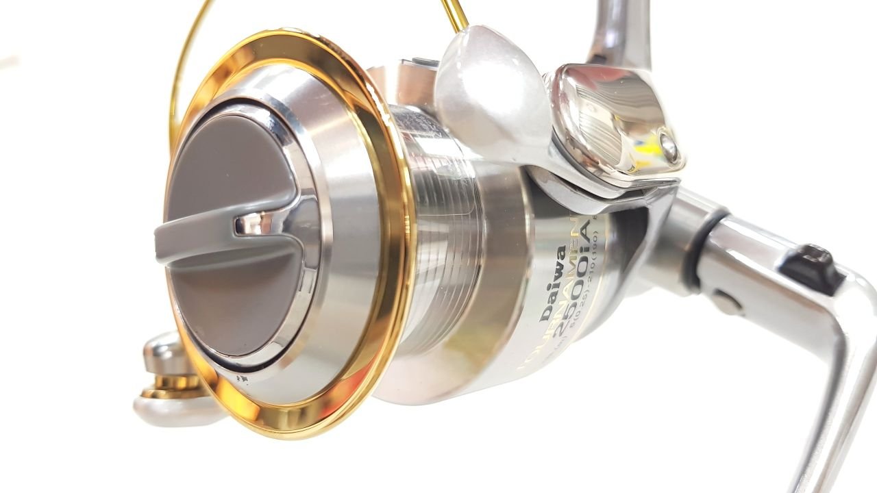 DAIWA TOURNAMENT-Z 2500iA 競技型捲線器，機體98成新，套子邊緣有氧化