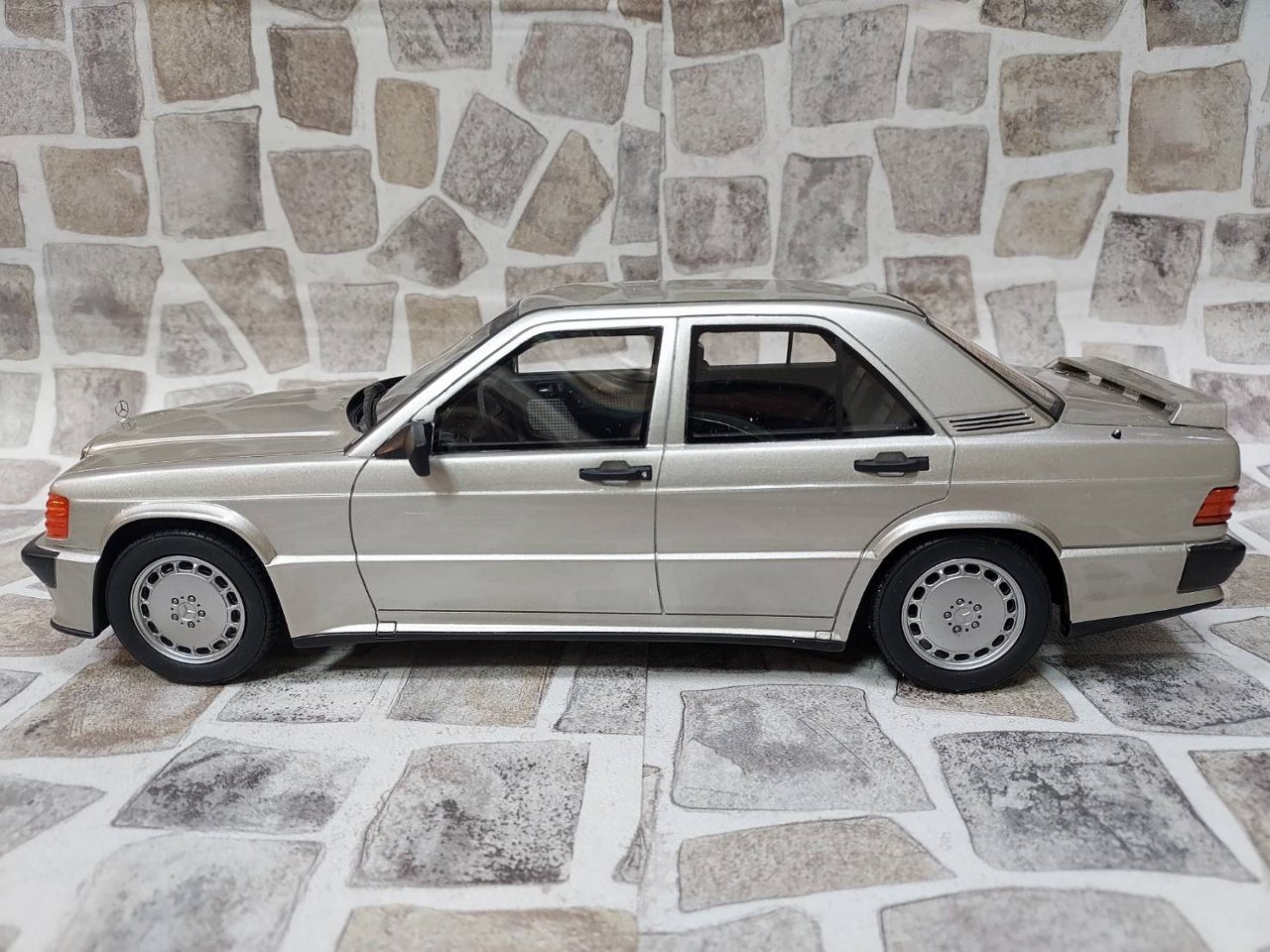 宗鑫OTTO OT927 Mercedes Benz 190E 2.5 16S (W201) 煙燻銀| Yahoo奇摩拍賣