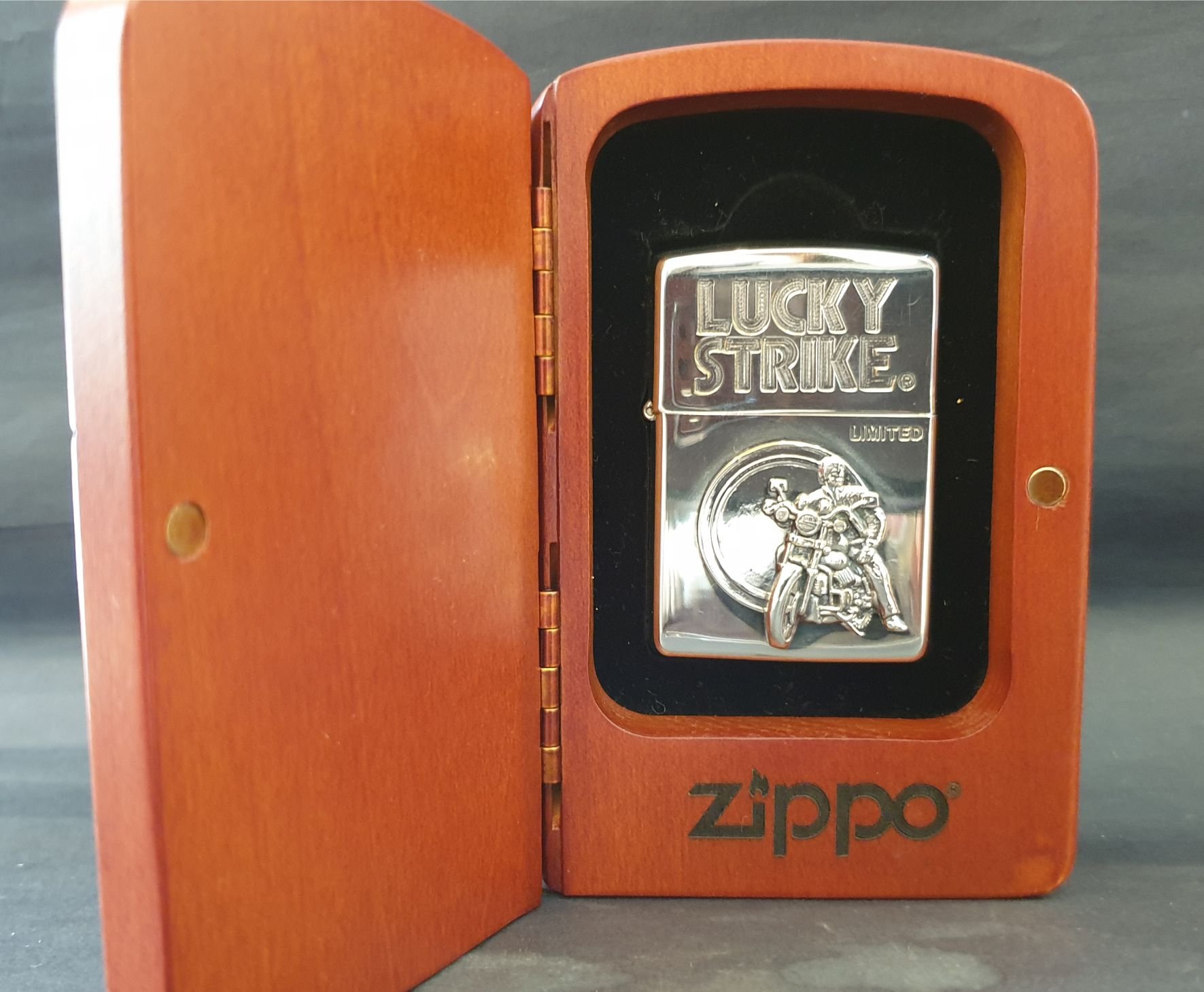 ONE*$1~日系*ZIPPO*1994*LUCKY STRIKE《傳奇珍藏版》鍍銀蝕刻/金屬鑲崁