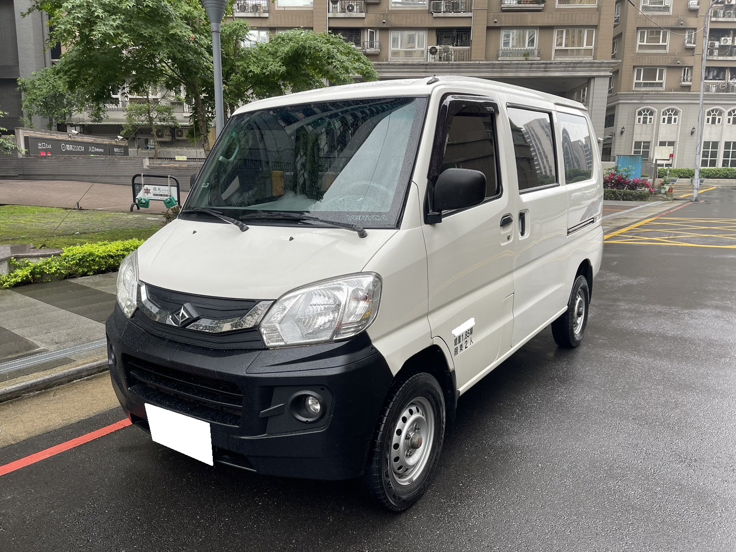 2017 Mitsubishi 三菱 商用車