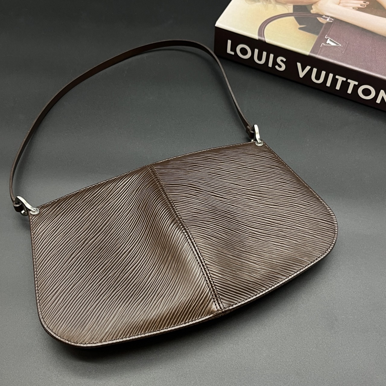 哈極品】二手美品《Louis Vuitton LV 摩卡色EPI 水波紋銀扣貝殼扁包