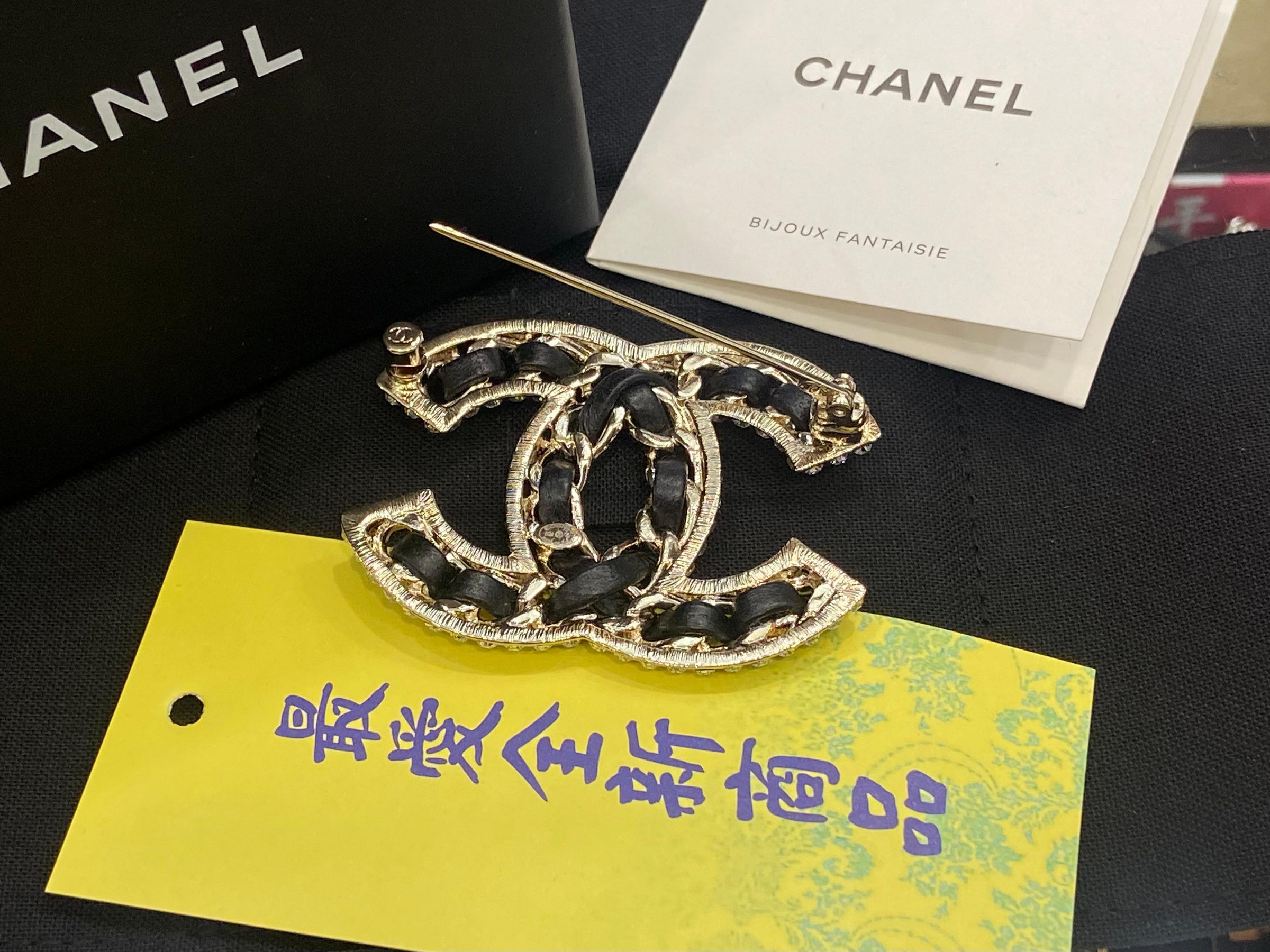 ☆最愛二手精品☆ CHANEL 全新香奈兒金色雙C拼黑色皮革皮穿鍊側邊滾 