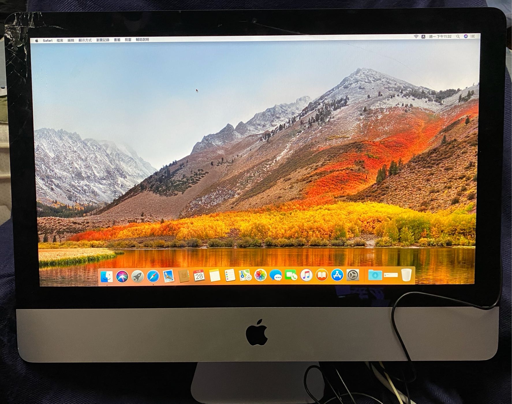 Apple iMac 21.5吋 A1418 (2015Late)桌上型電腦，使用正常，主要瑕疵在面板玻璃破損需更換維修，附原廠外盒包裝完整。