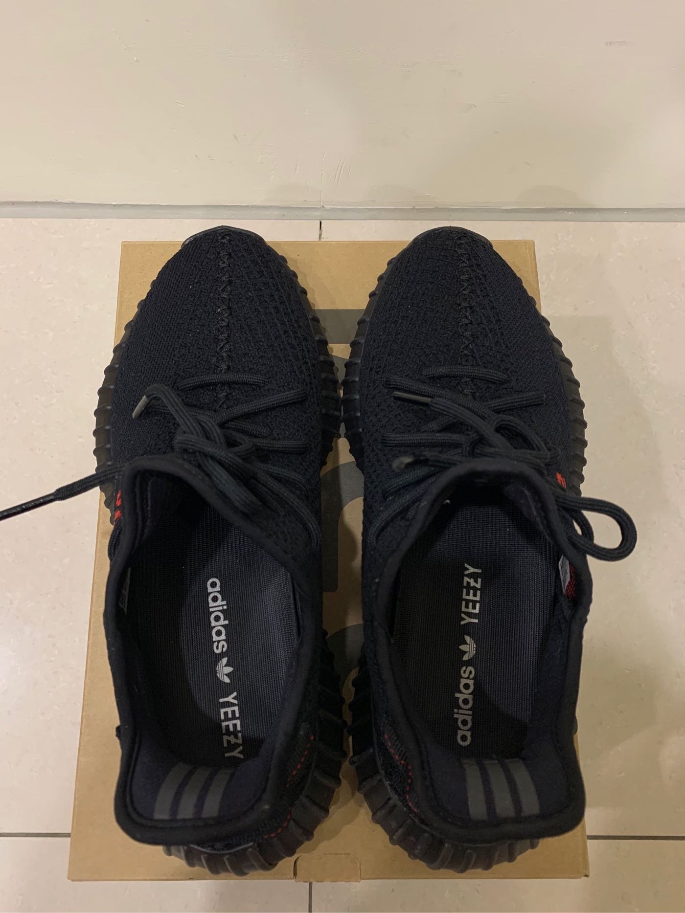 US 8.5 二手美品adidas Yeezy 350 V2 black Red CP9652 黑底紅字肯爺