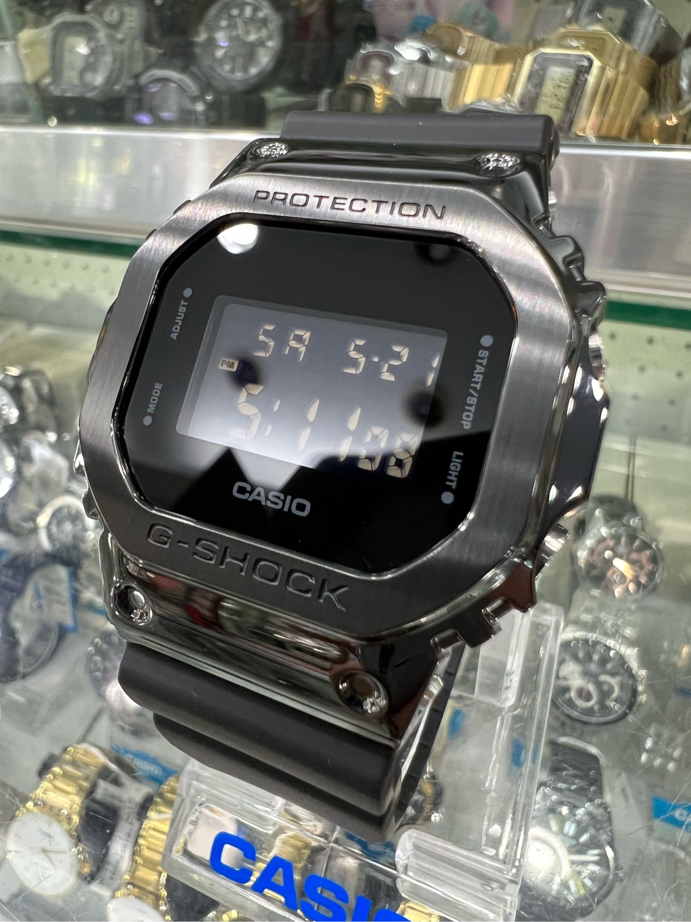 金台鐘錶】CASIO卡西歐G-SHOCK (全黑金屬質感不鏽鋼)搭配樹脂錶帶經典