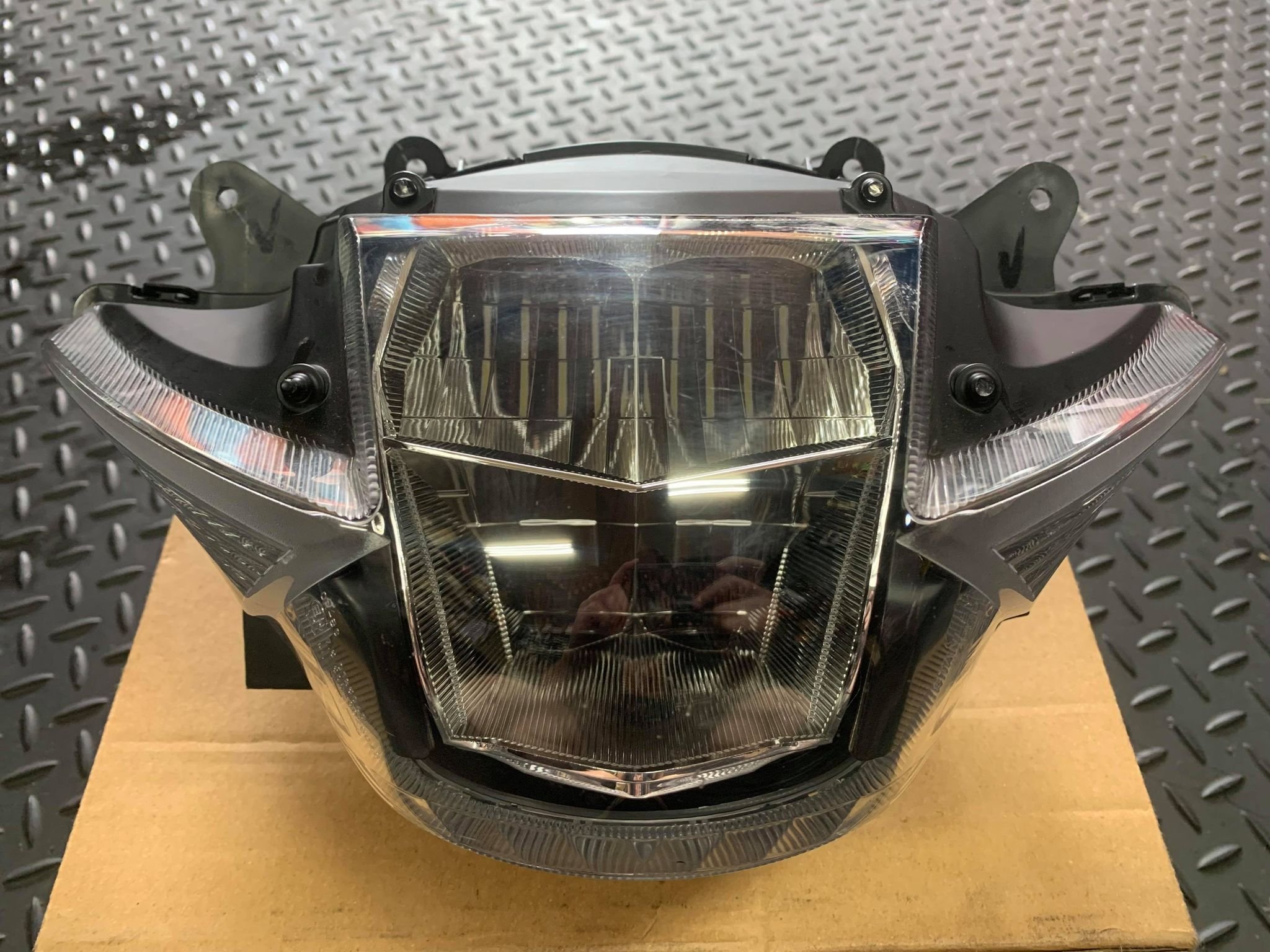 中古 SUZUKI GSX S150 小阿魯 LED 大燈組 原廠正品 有不明顯小傷 鎖點無斷腳 售3500元 安裝另計