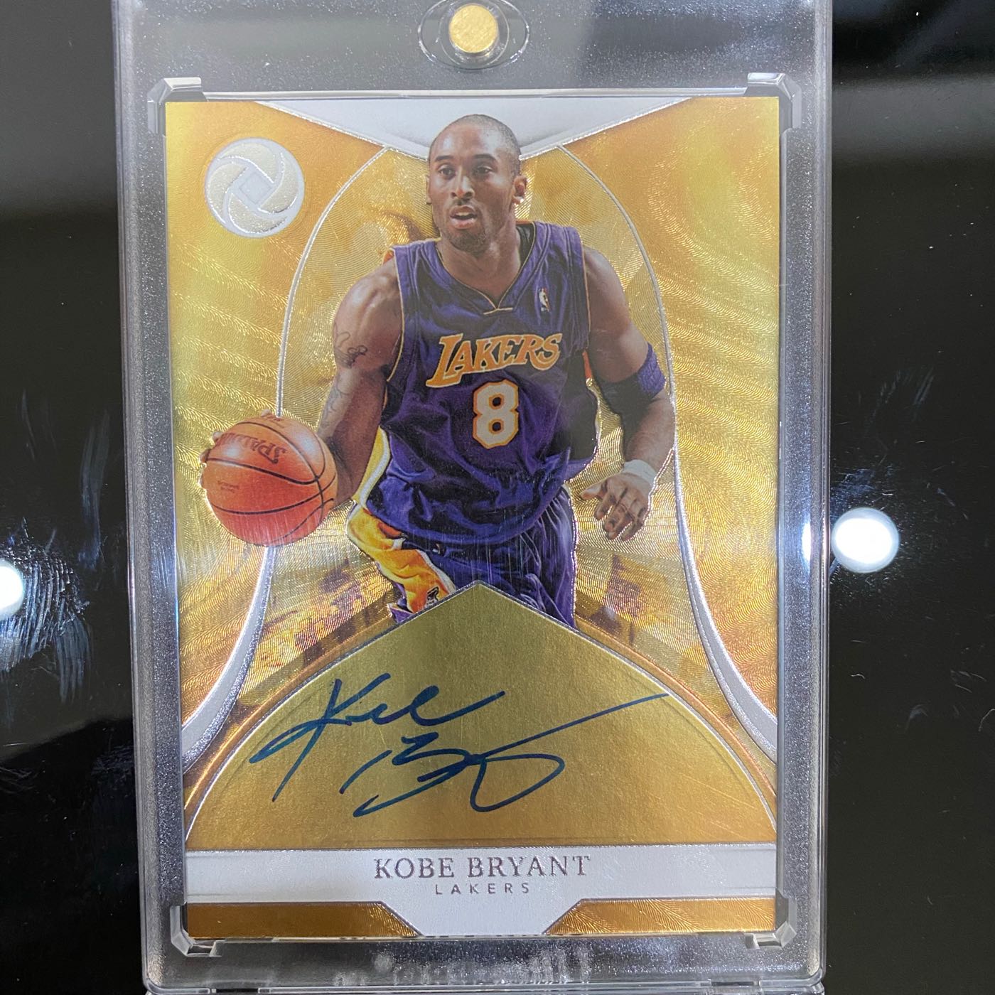 已出售2018-19 panini opulence Gold kobe auto 親筆卡面簽