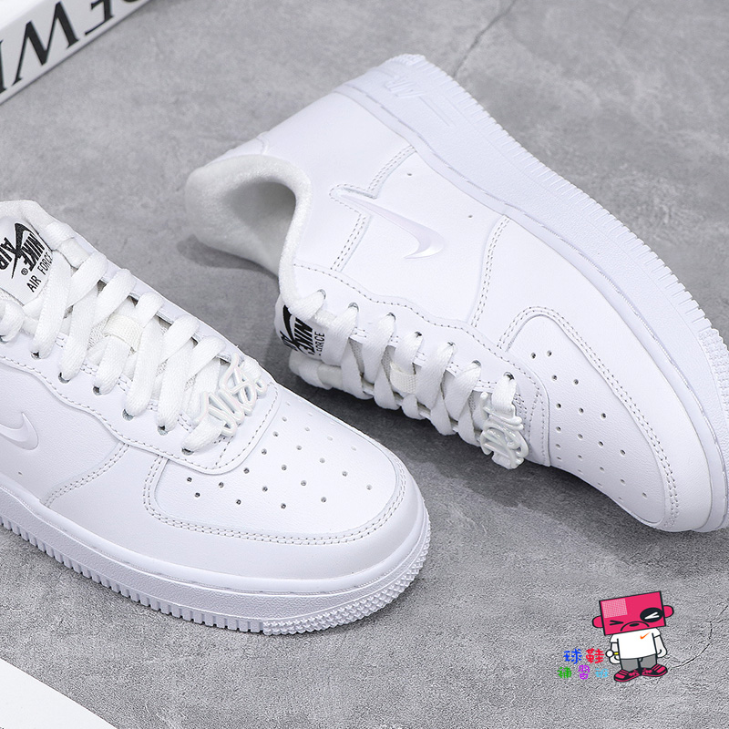 球鞋補習班W NIKE AIR FORCE 1 07 SE 炫白珍珠立體LOGO 女休閒FB8251