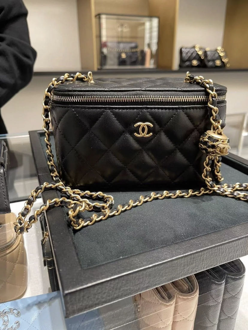 CHANEL ココ キャビアスキン ポーチ ヴィンテージ シャネル – PETIT