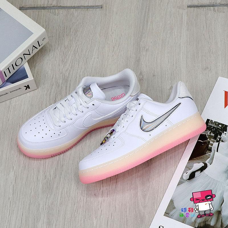 球鞋補習班W NIKE AIR FORCE 1 07 SE PRM 蜜桃粉漸層吊飾龍年CNY 女