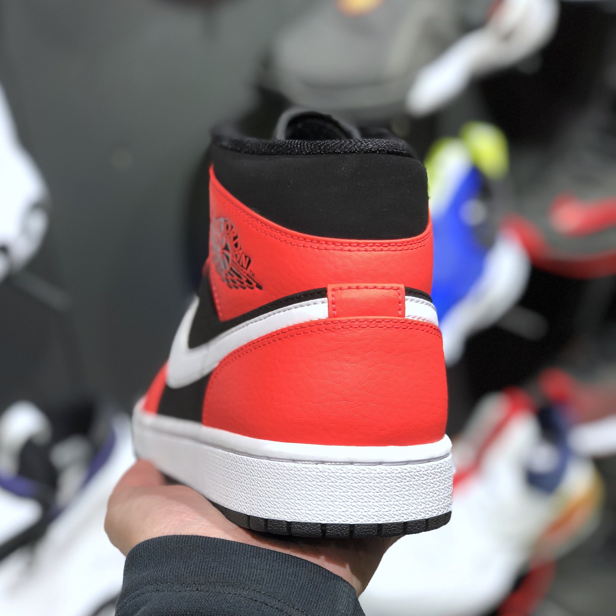 Washoes Air Jordan 1 Retro Mid 黑橘紅554724-061 US 8~12 中筒男鞋