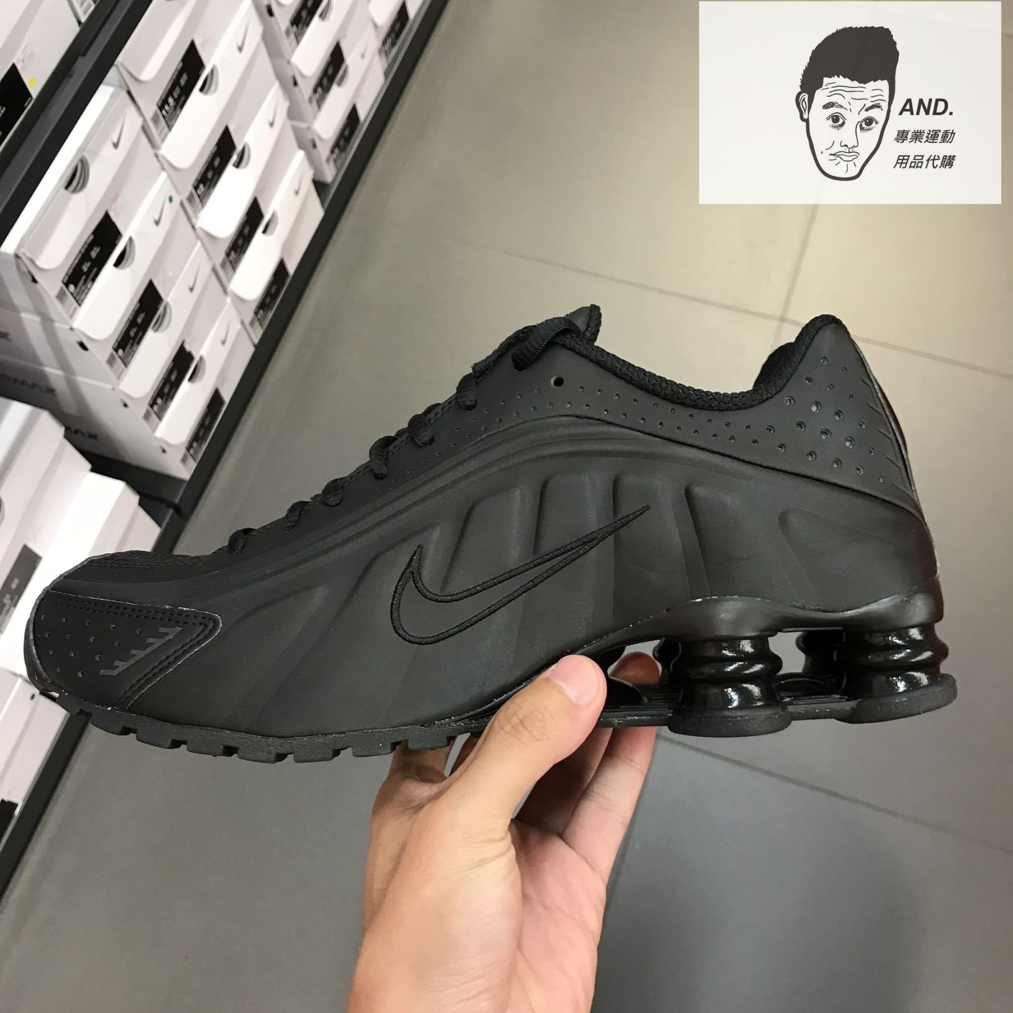 AND.】NIKE SHOX R4 TRIPLE BLACK 經典復刻彈簧避震霧面全黑BV1111-001