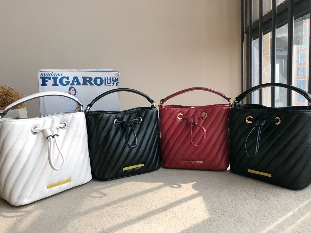 留學生like購 Michael Kors MK 新款女士小香風水桶包 斜紋壓線單肩斜揹包 可手提 附購證