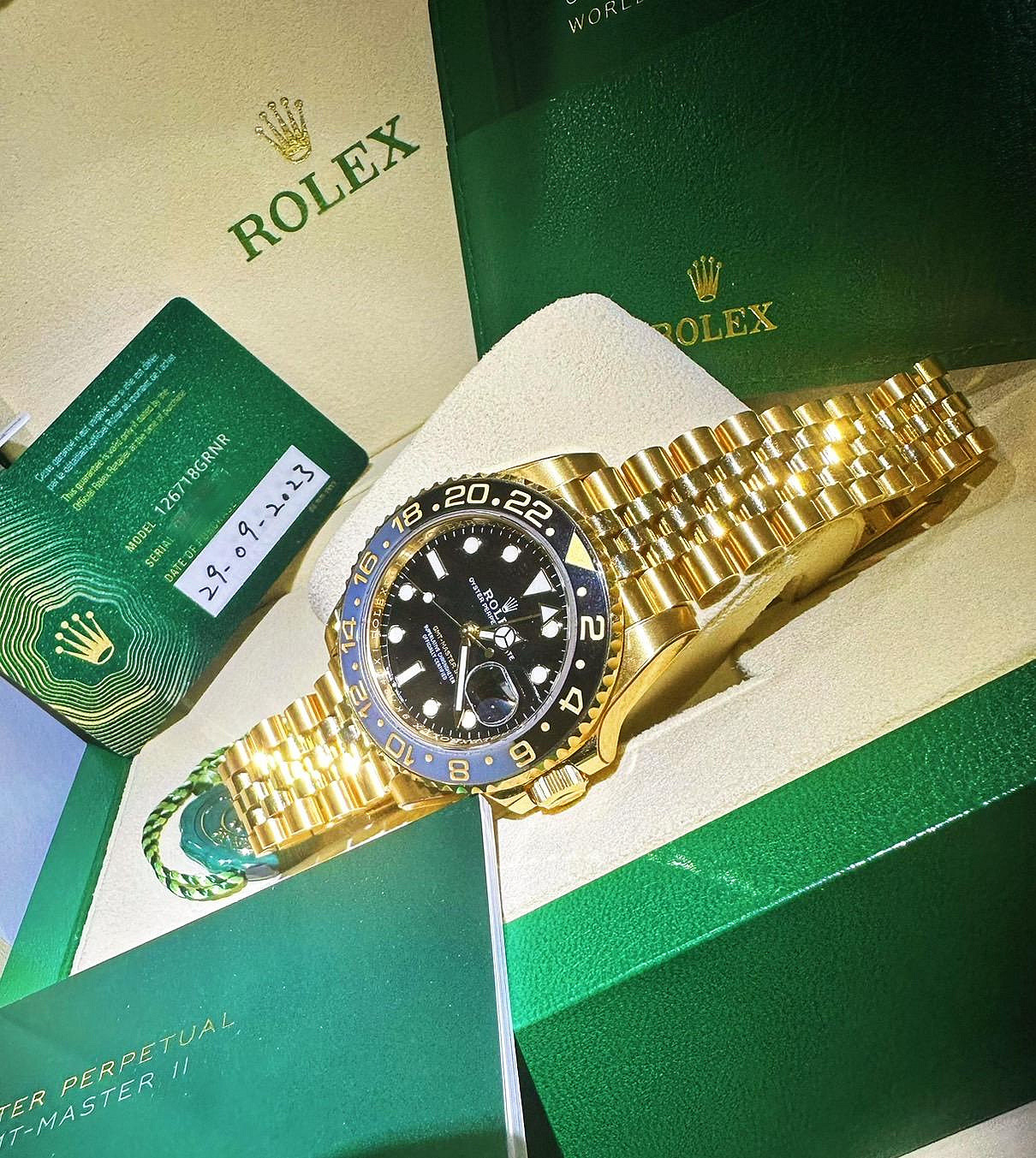 現貨 近全新像無使用 錶扣超緊 2023年 Rolex 126718 兩地時間 GMT-MASTER 18k金 五株錶帶