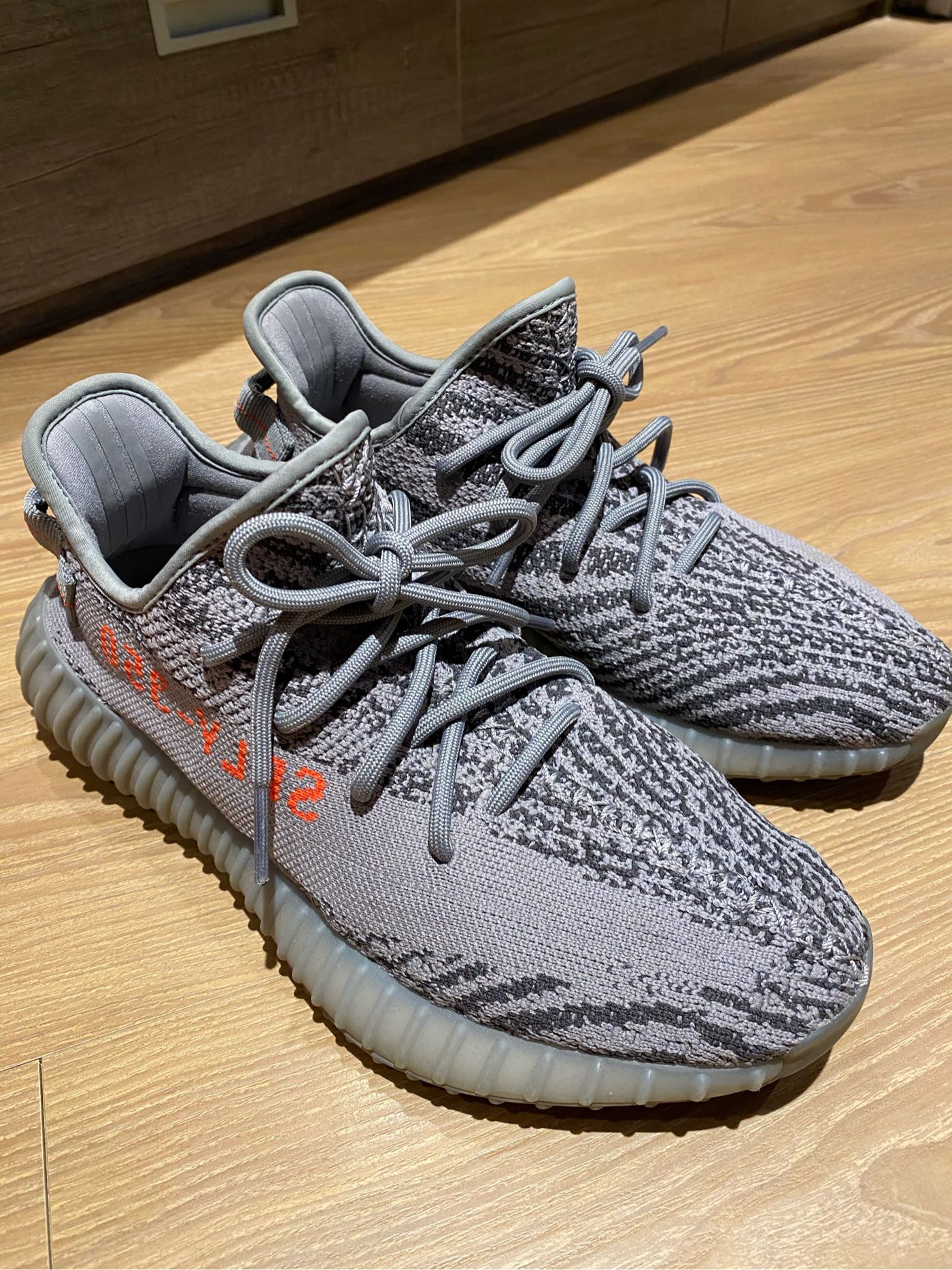 二手adidas YEEZY BOOST 350 V2 BELUGA 2.0 鐵灰橘紅灰斑馬尺寸US8.5