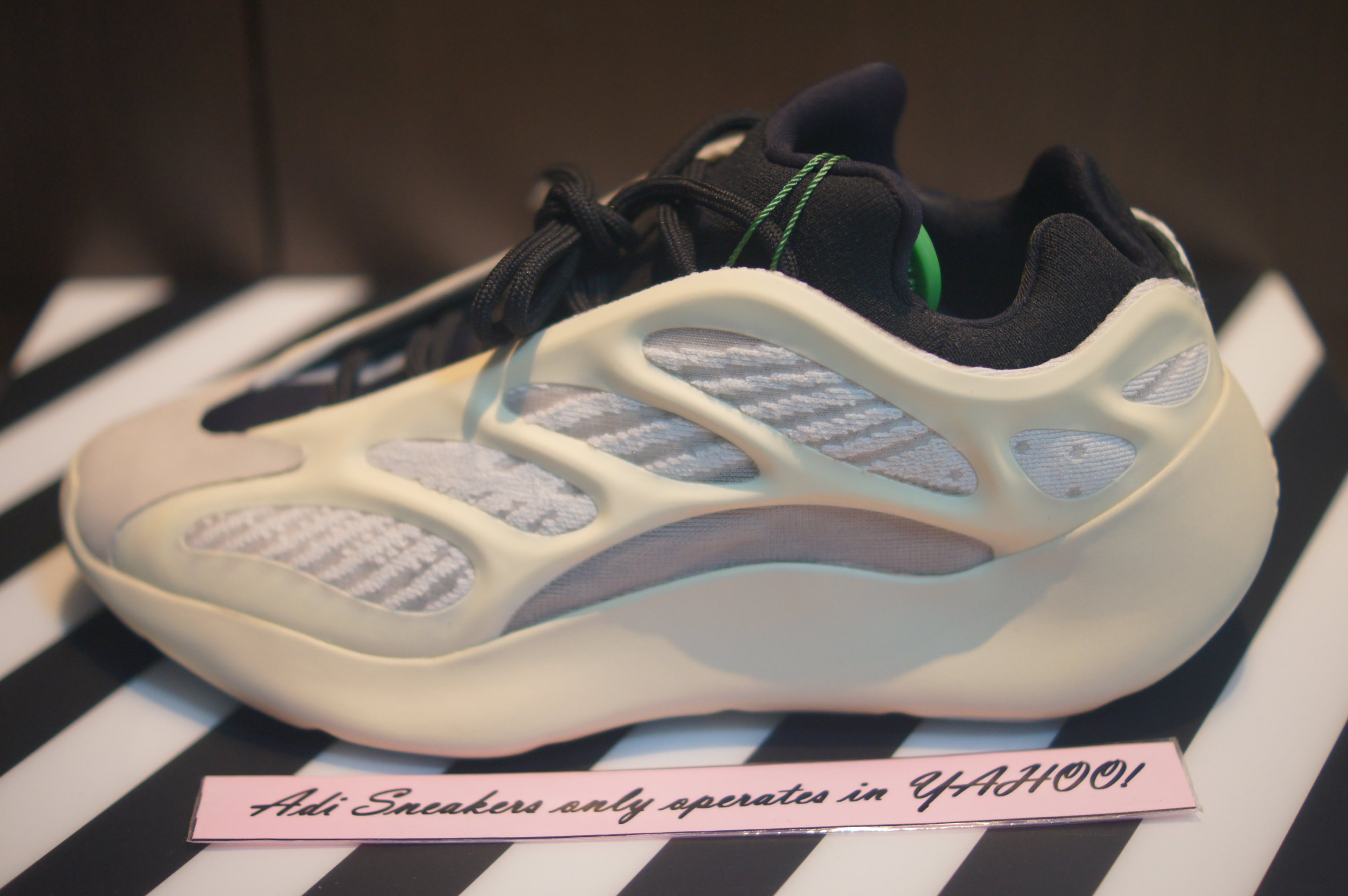 adidas Yeezy Boost 700 V3 Azael FW4980 代購附驗鞋| Yahoo奇摩拍賣