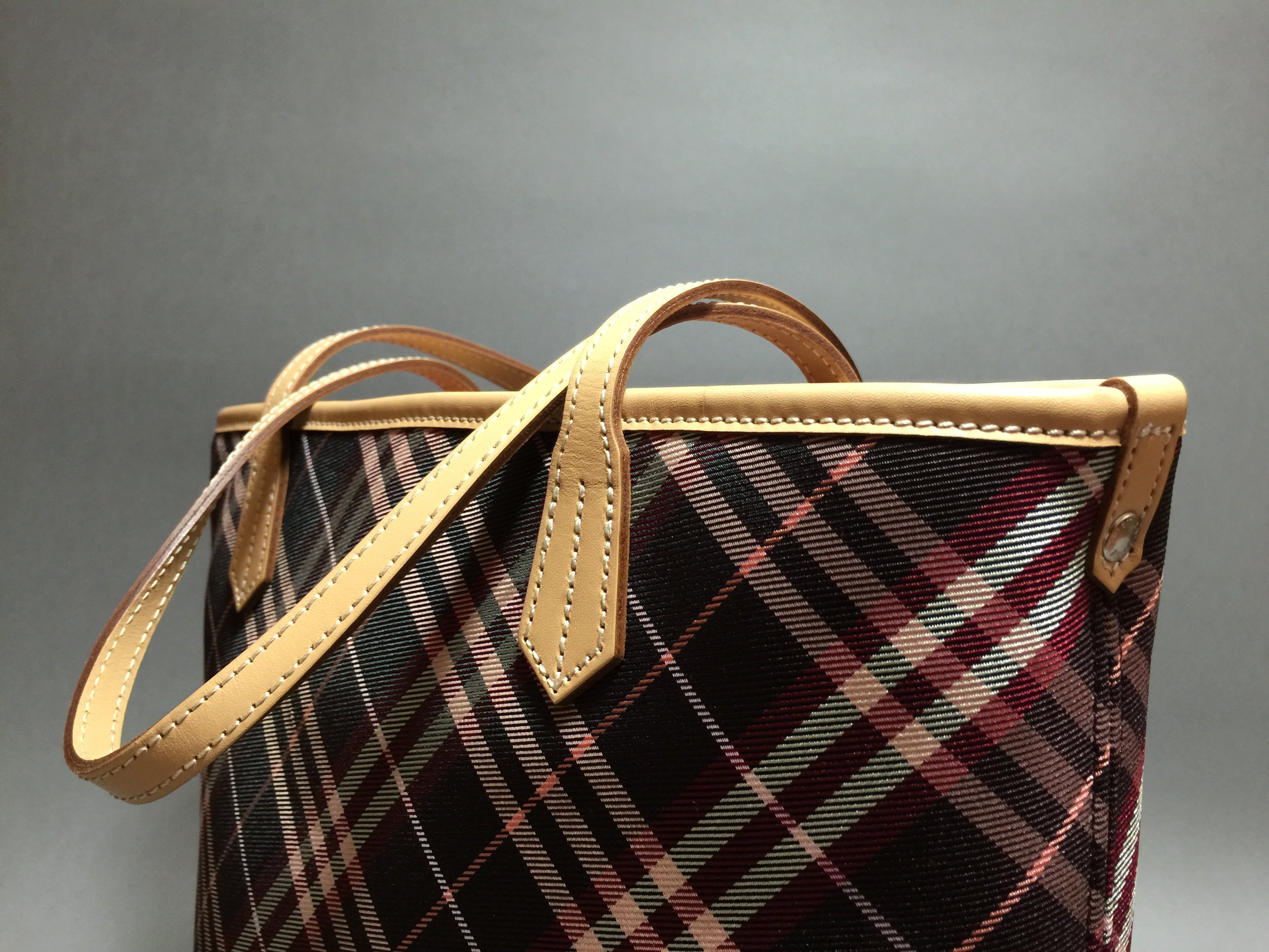 此輪特價！9.9新真品BURBERRY blue label 經典格紋牛皮手袋made in